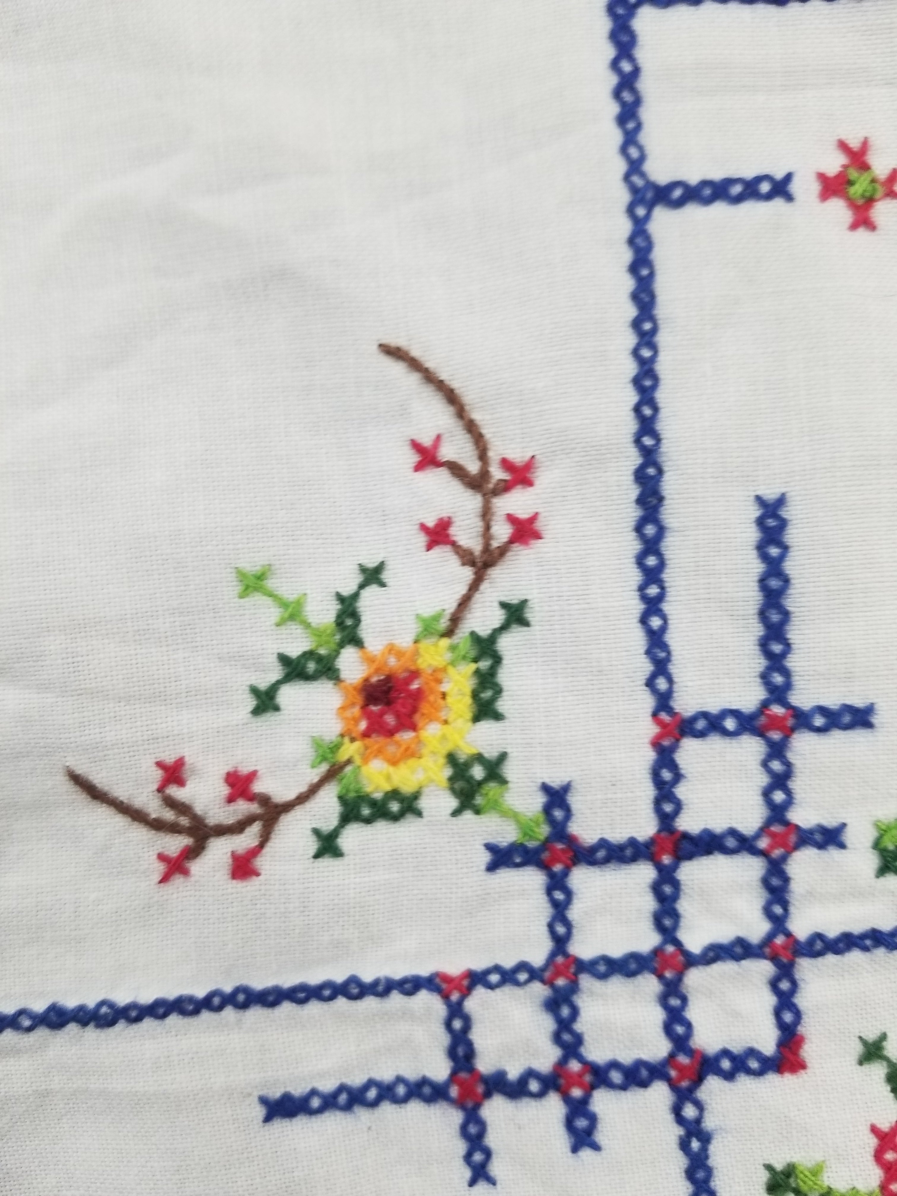 Vintage Beautiful Cross Stitch Hand Embroidered Floral Tablecloth 124x121cm