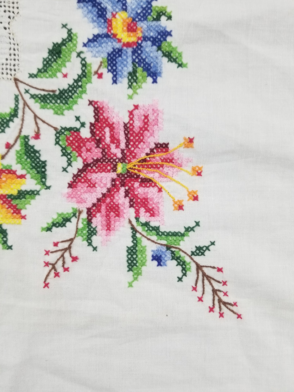 Vintage Beautiful Cross Stitch Hand Embroidered Floral Tablecloth 124x121cm