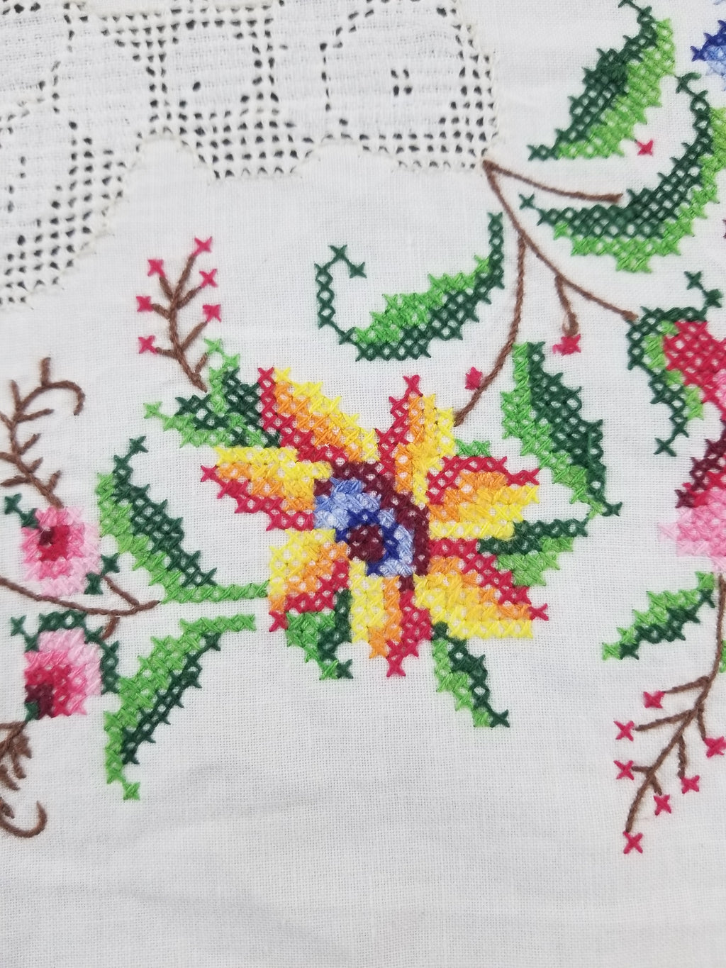 Vintage Beautiful Cross Stitch Hand Embroidered Floral Tablecloth 124x121cm