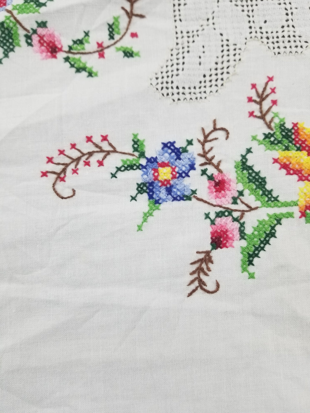 Vintage Beautiful Cross Stitch Hand Embroidered Floral Tablecloth 124x121cm