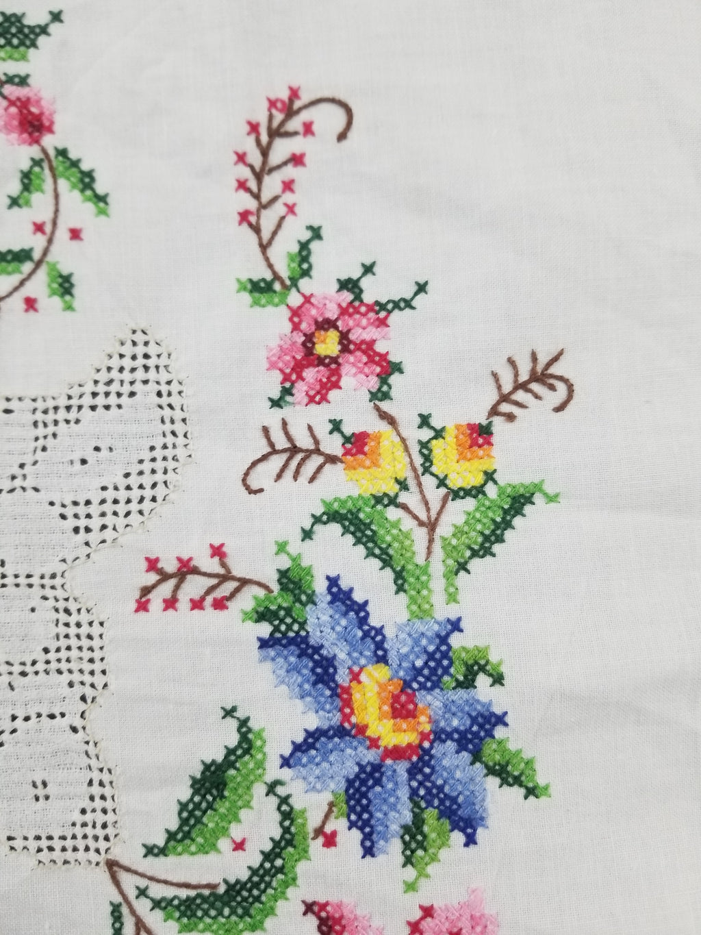 Vintage Beautiful Cross Stitch Hand Embroidered Floral Tablecloth 124x121cm