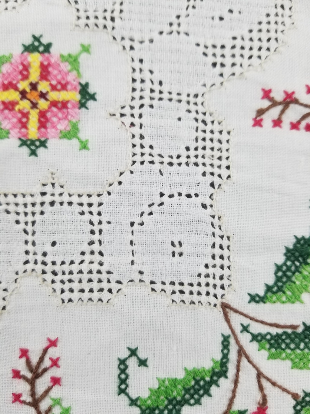 Vintage Beautiful Cross Stitch Hand Embroidered Floral Tablecloth 124x121cm