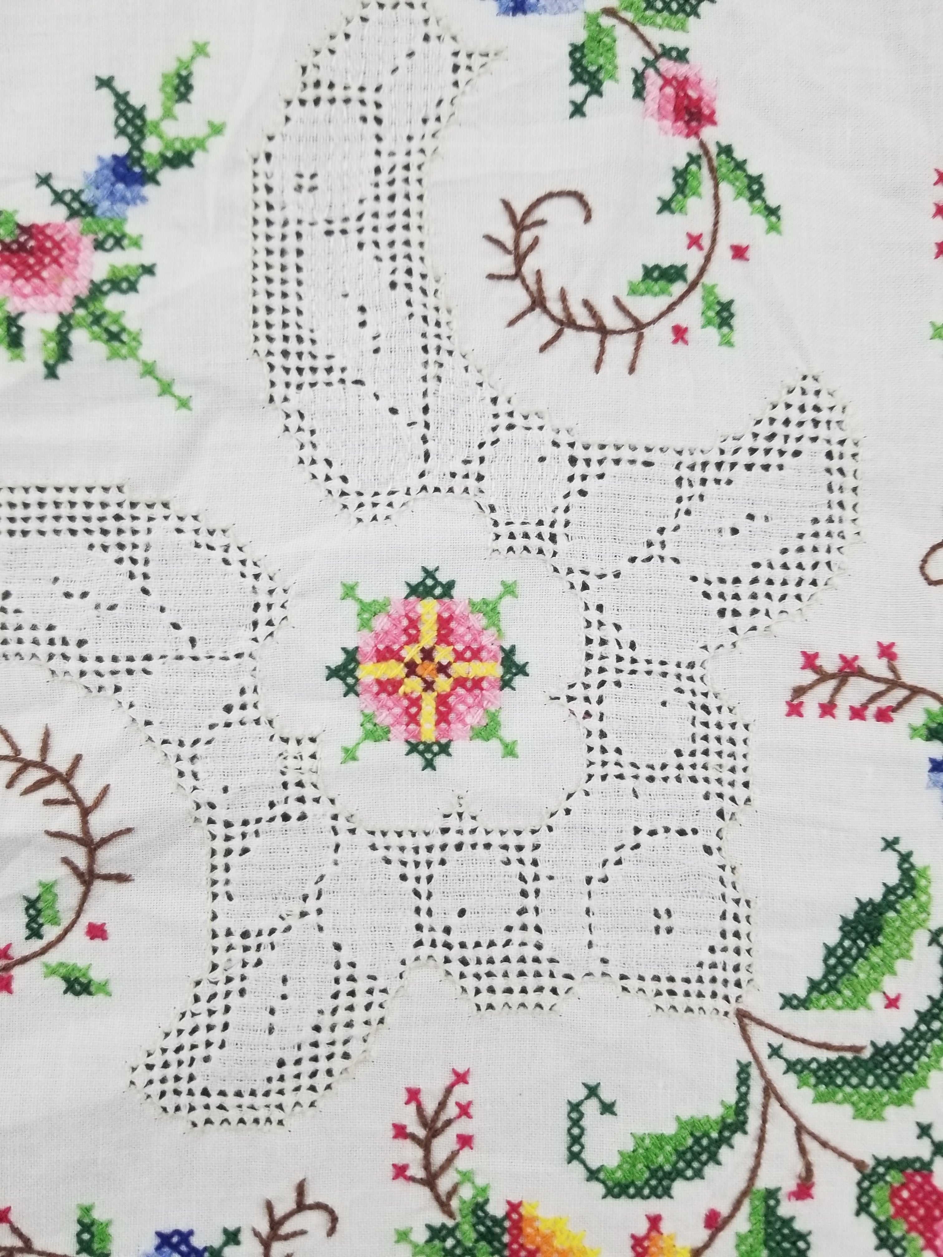 Vintage Beautiful Cross Stitch Hand Embroidered Floral Tablecloth 124x121cm