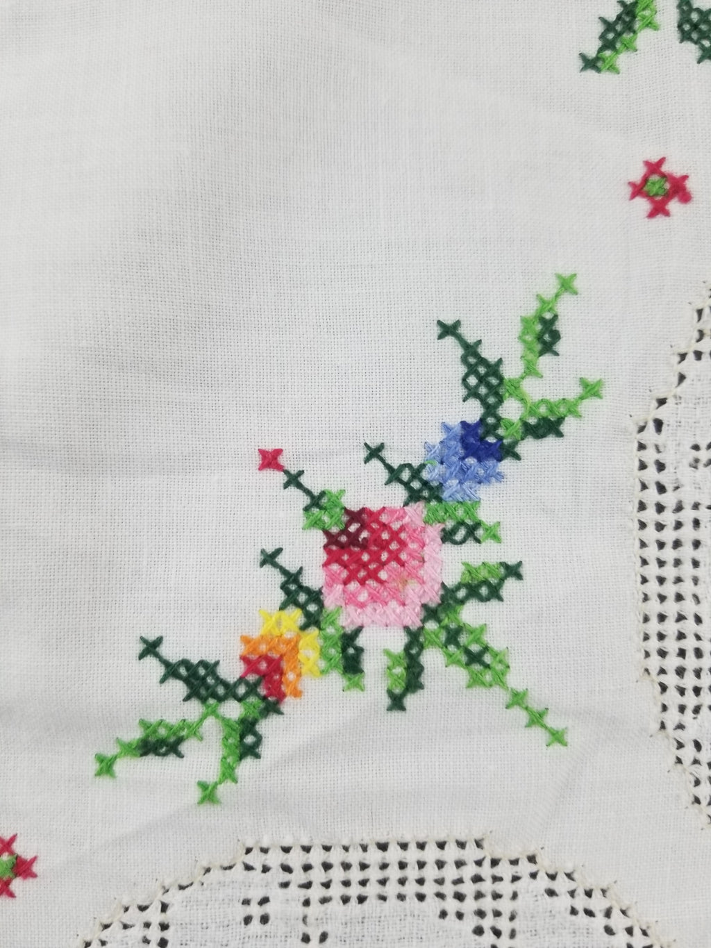 Vintage Beautiful Cross Stitch Hand Embroidered Floral Tablecloth 124x121cm