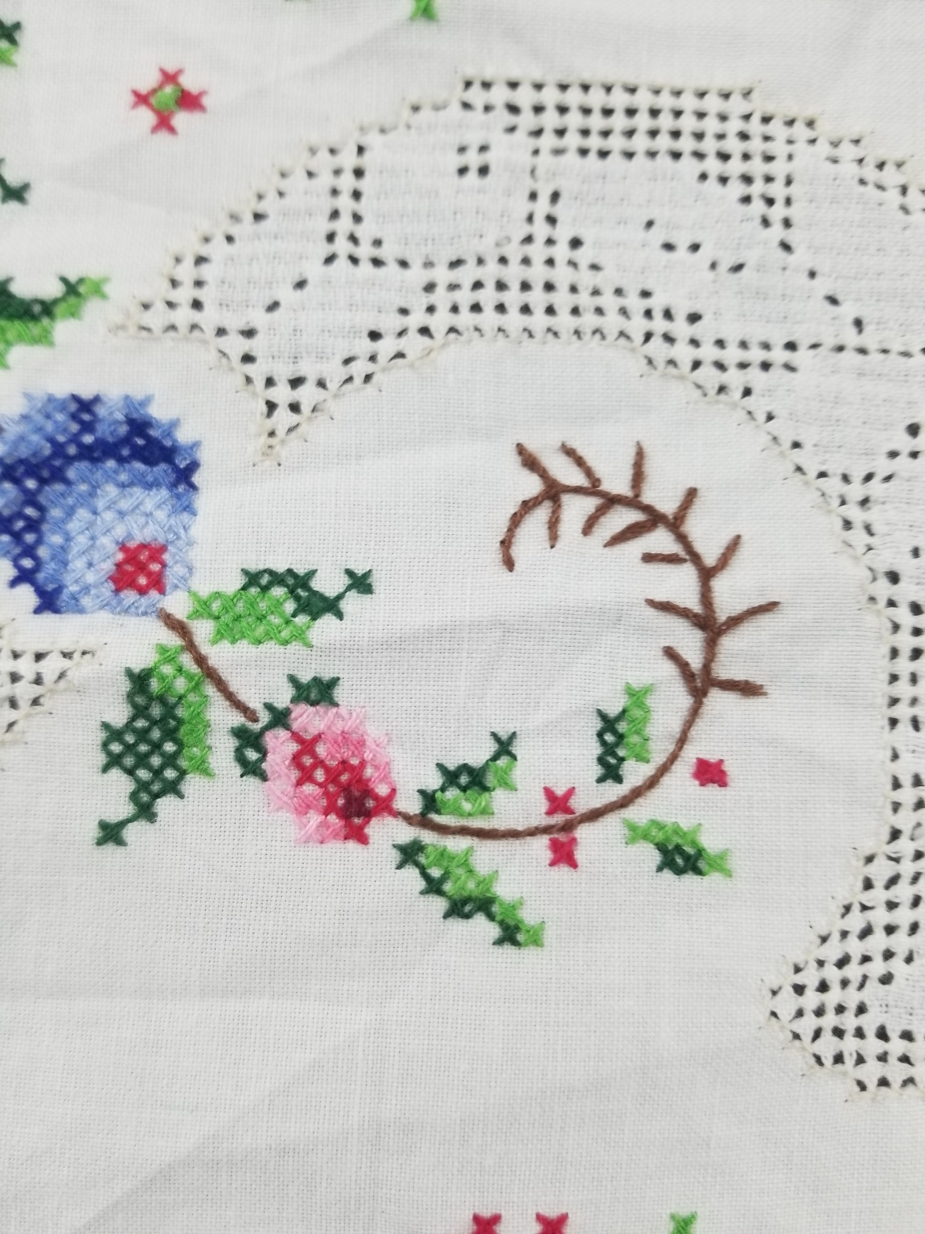 Vintage Beautiful Cross Stitch Hand Embroidered Floral Tablecloth 124x121cm