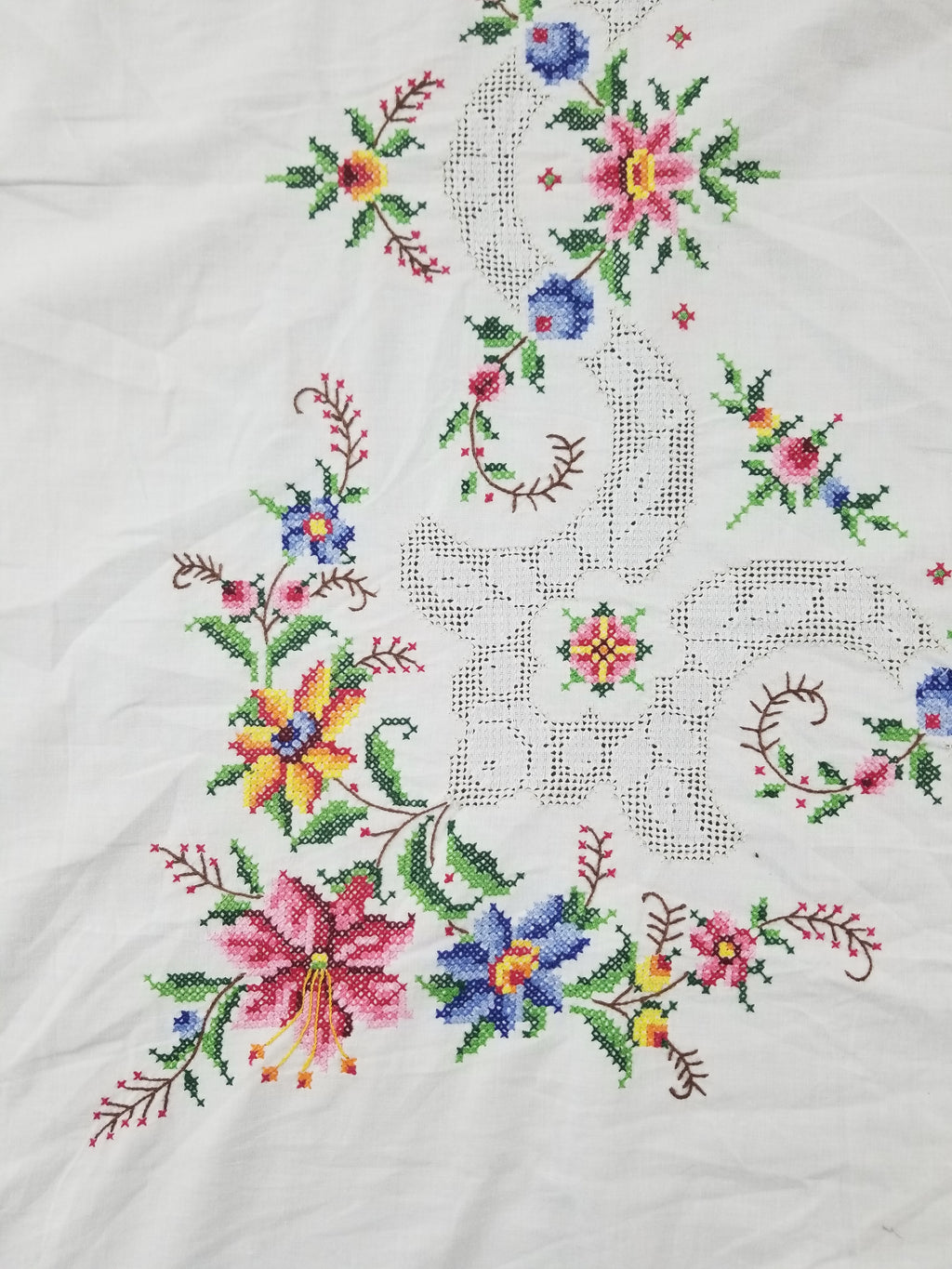 Vintage Beautiful Cross Stitch Hand Embroidered Floral Tablecloth 124x121cm