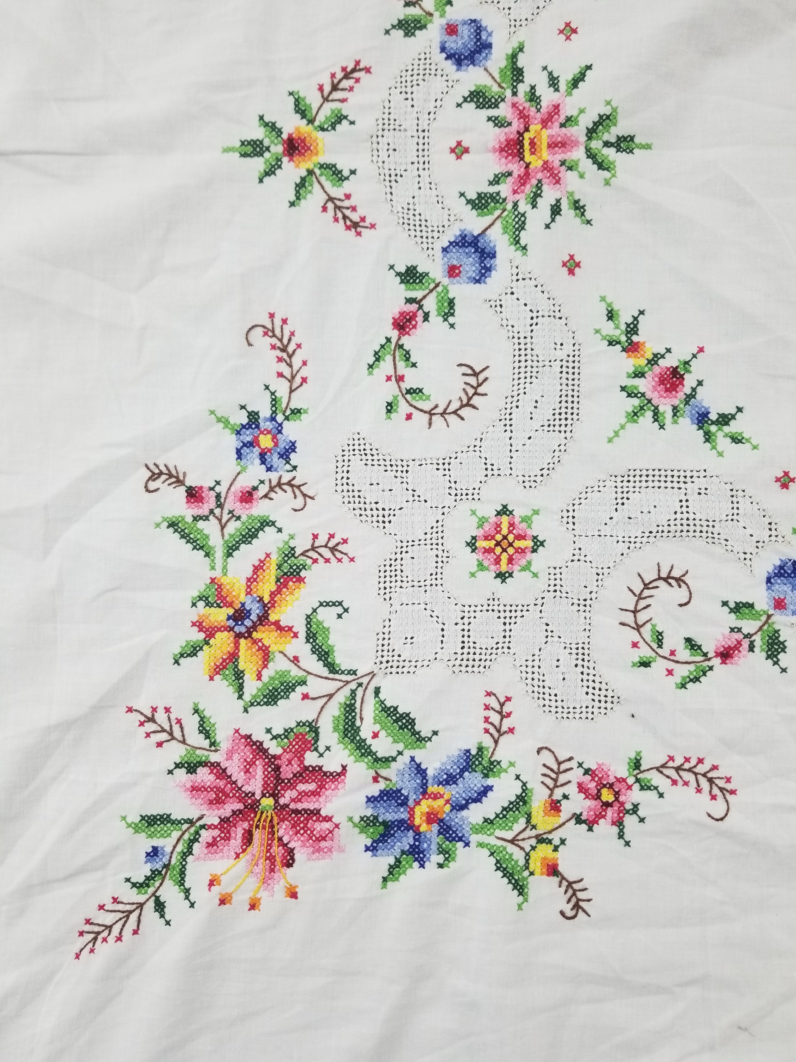 Vintage Beautiful Cross Stitch Hand Embroidered Floral Tablecloth 124x121cm