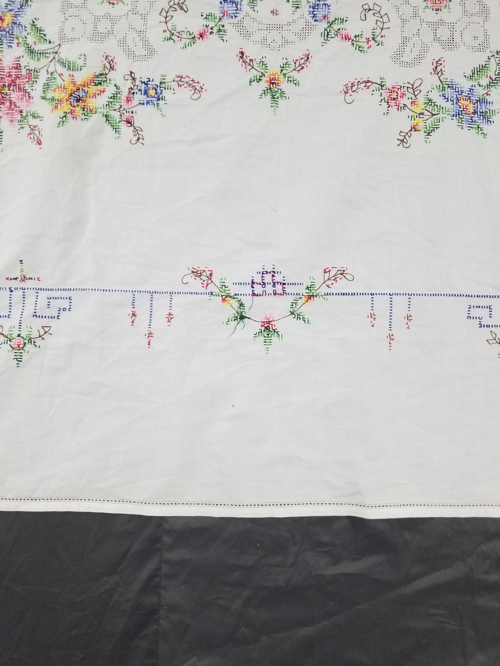 Vintage Beautiful Cross Stitch Hand Embroidered Floral Tablecloth 124x121cm
