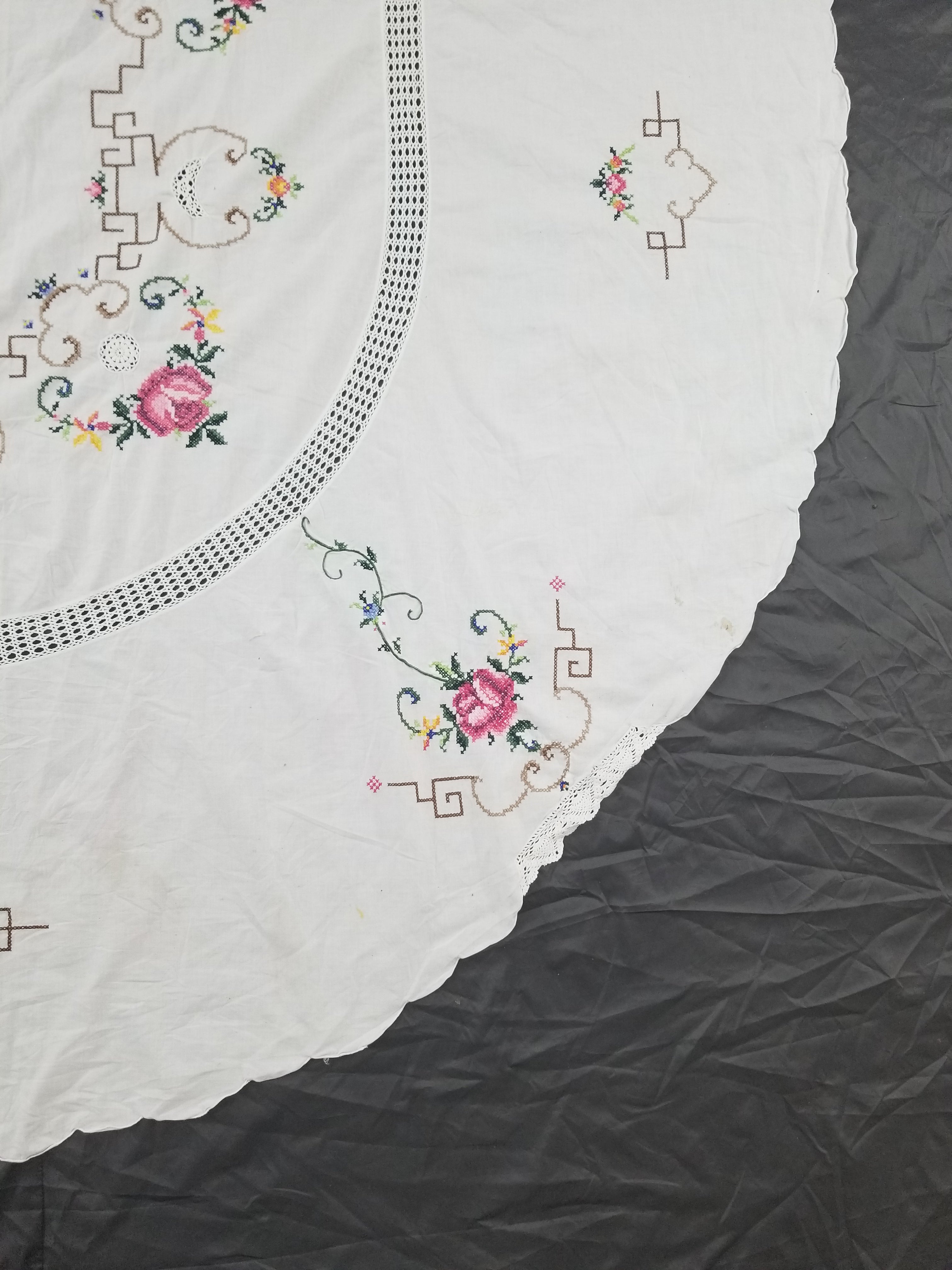 Vintage Cross Stitch Hand Embroidered Floral Scalloped Edges Tablecloth 250x168cm