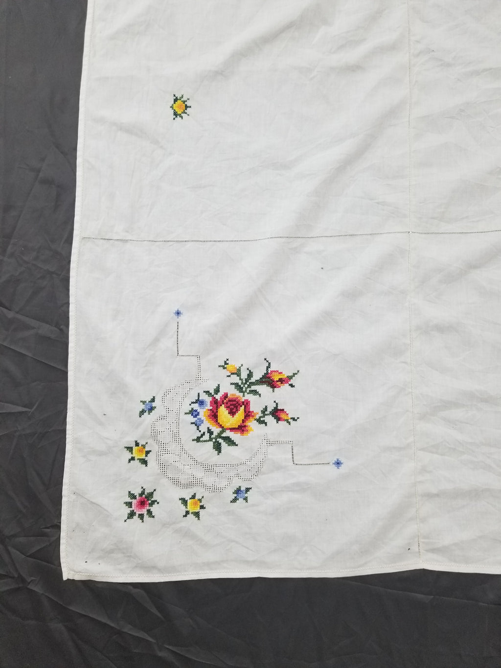 Vintage Beautiful Cross Stitch Hand Embroidered Floral Tablecloth 252x167cm