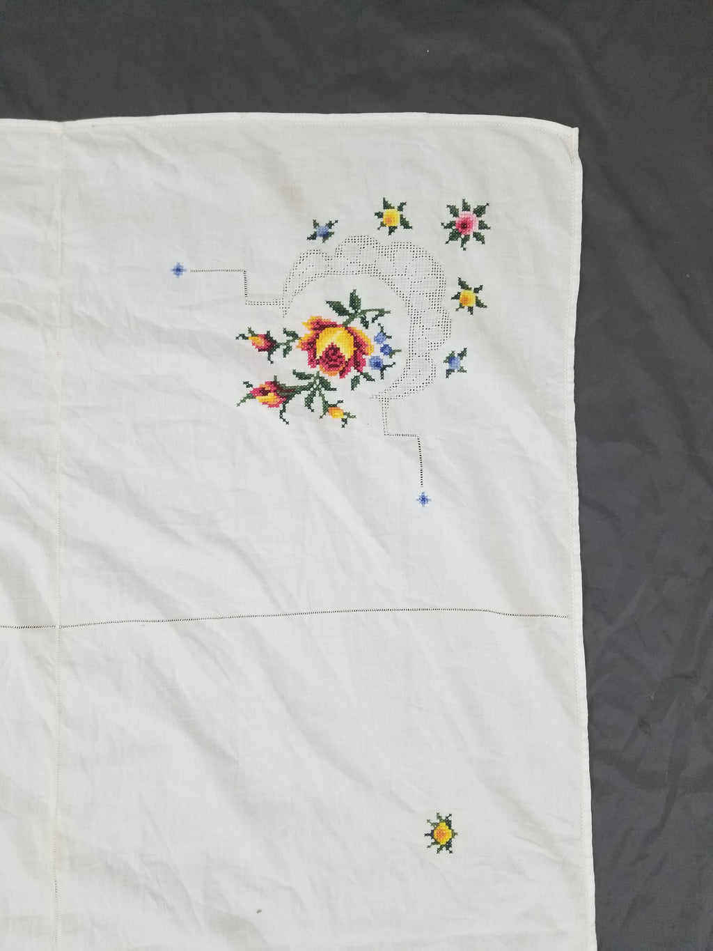Vintage Beautiful Cross Stitch Hand Embroidered Floral Tablecloth 252x167cm