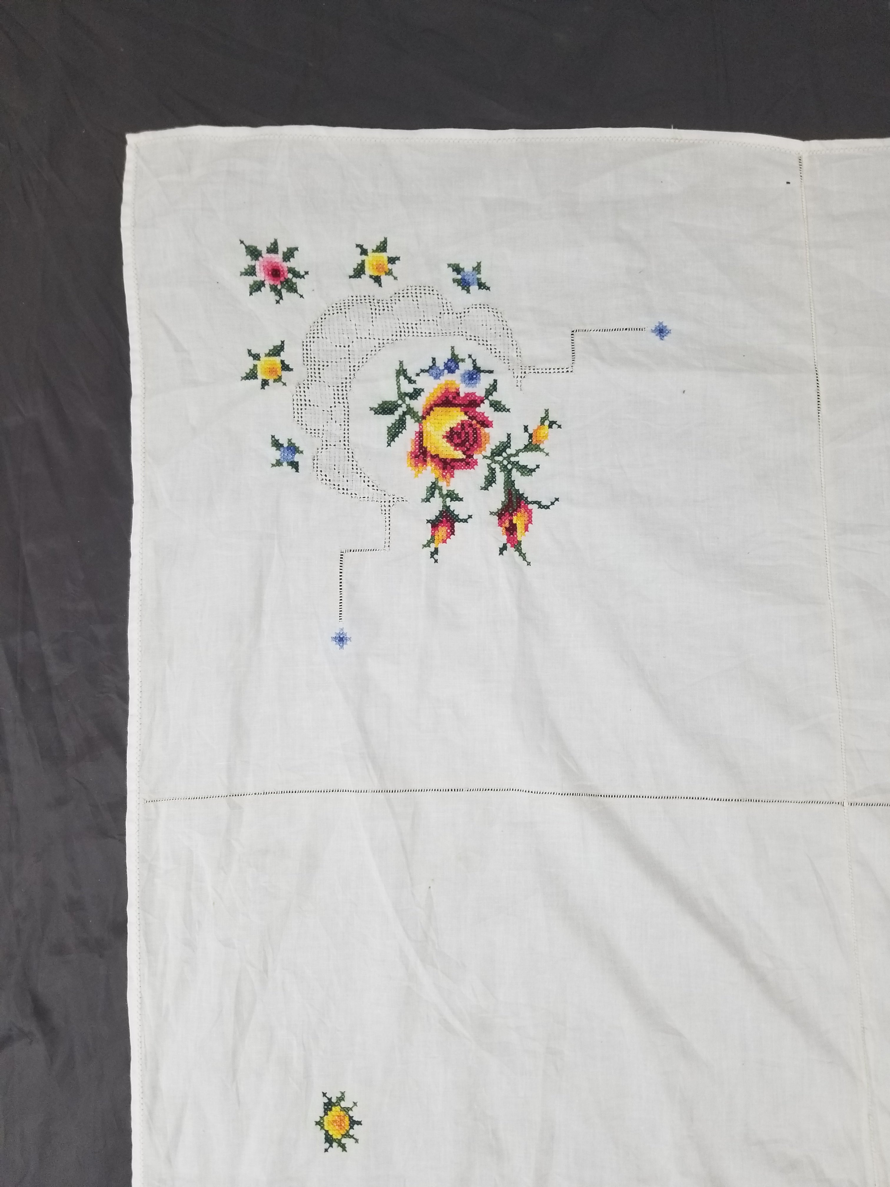 Vintage Beautiful Cross Stitch Hand Embroidered Floral Tablecloth 252x167cm