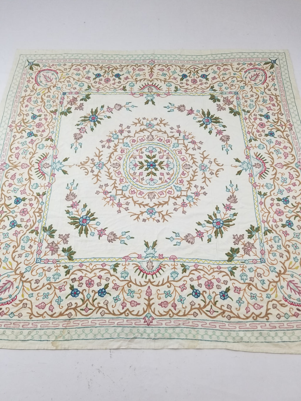 Vintage Traditional Indian Kashmiri Crewel Work Floral Bedspread 194x192cm