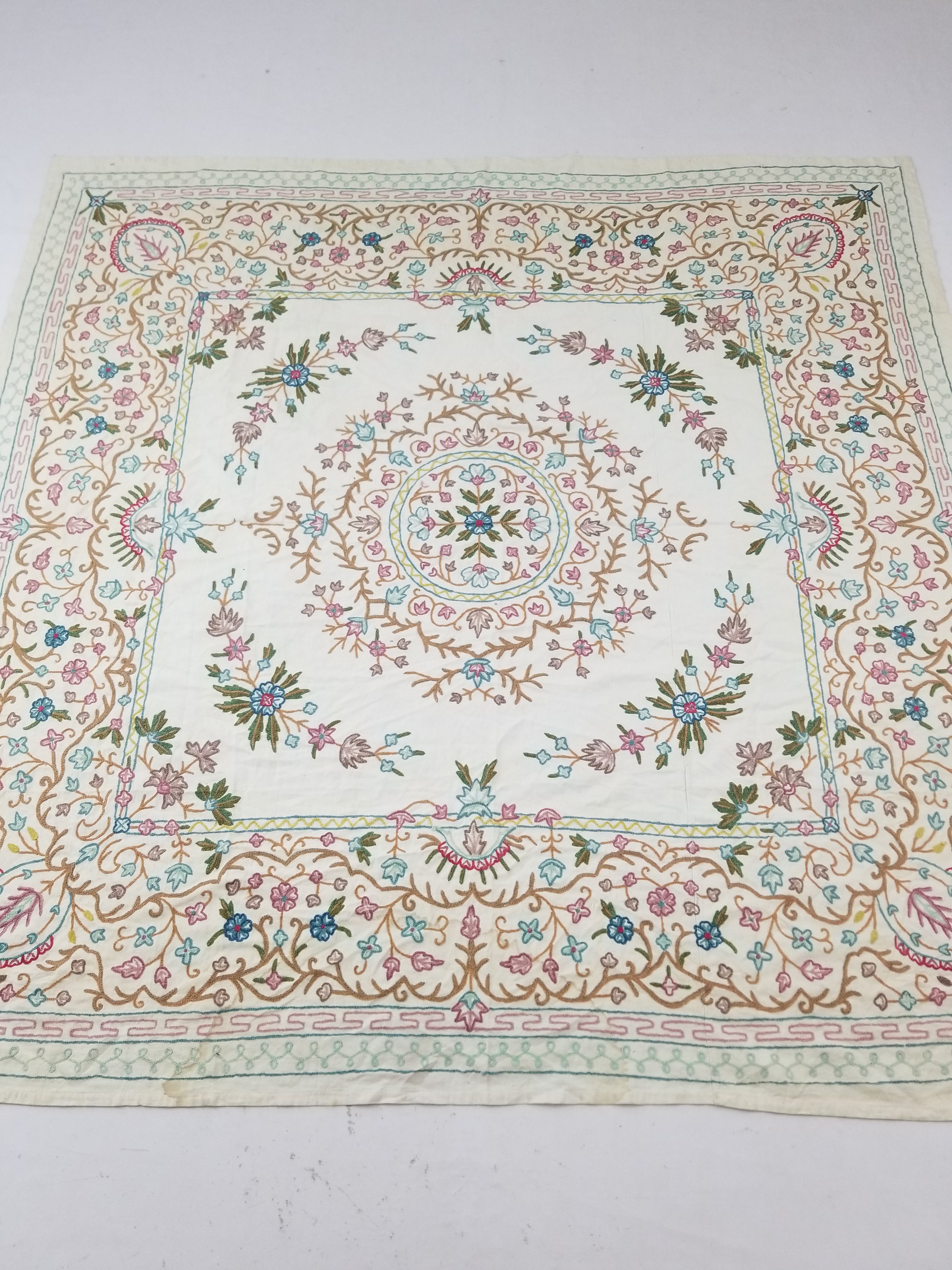 Vintage Traditional Indian Kashmiri Crewel Work Floral Bedspread 194x192cm