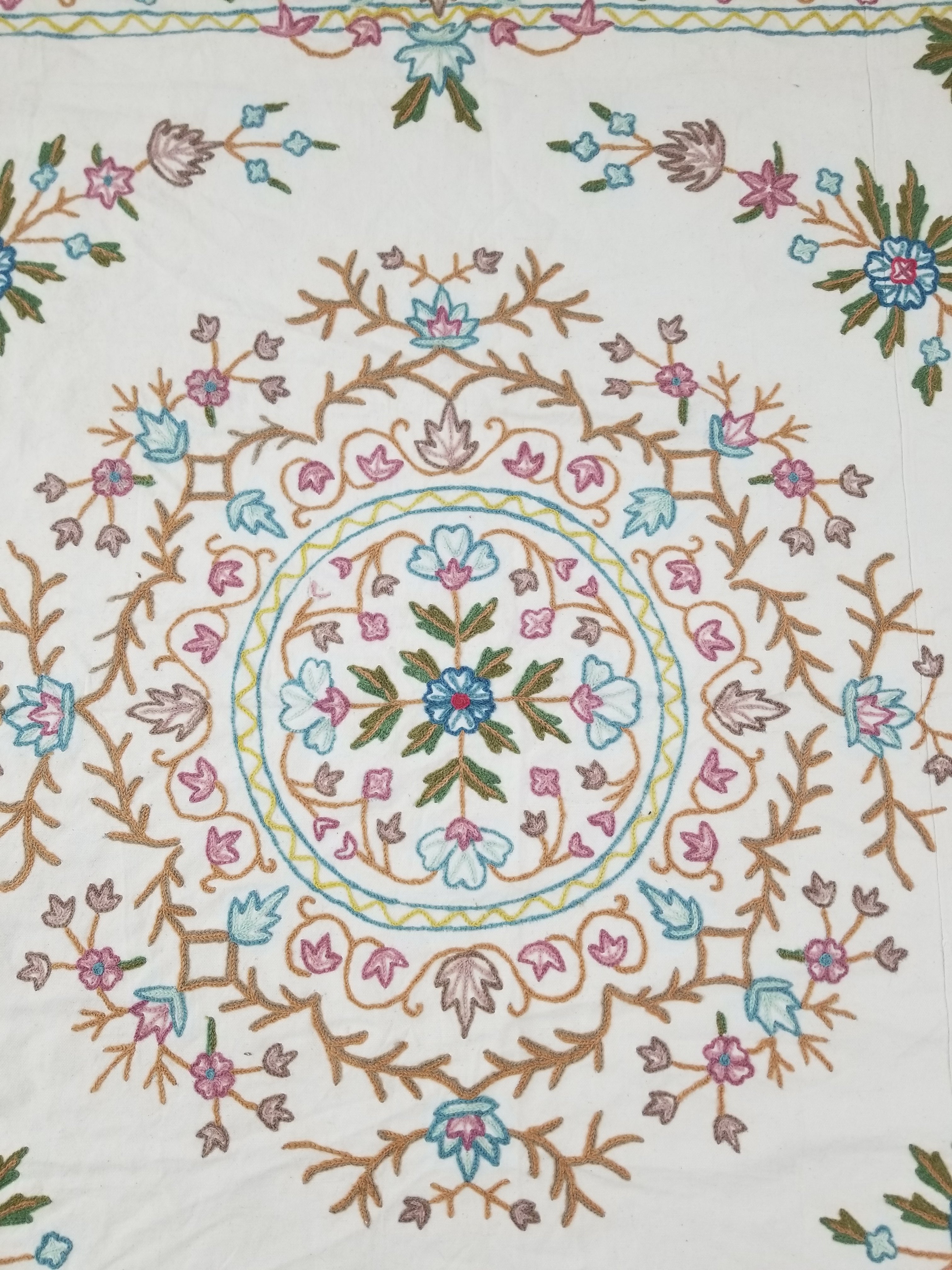 Vintage Traditional Indian Kashmiri Crewel Work Floral Bedspread 194x192cm