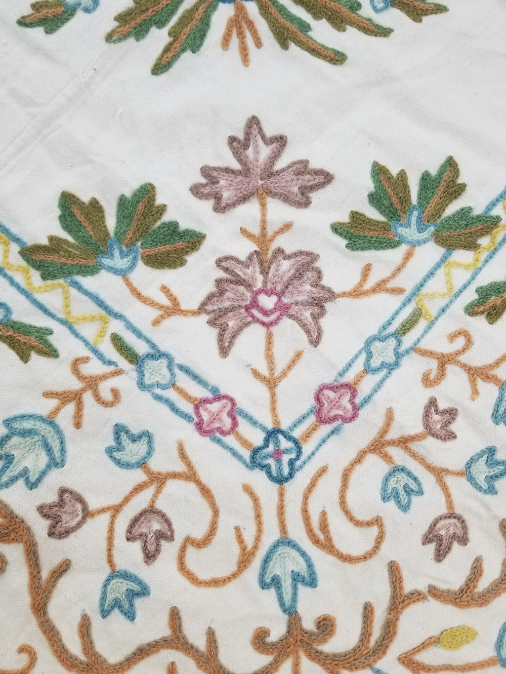 Vintage Traditional Indian Kashmiri Crewel Work Floral Bedspread 194x192cm