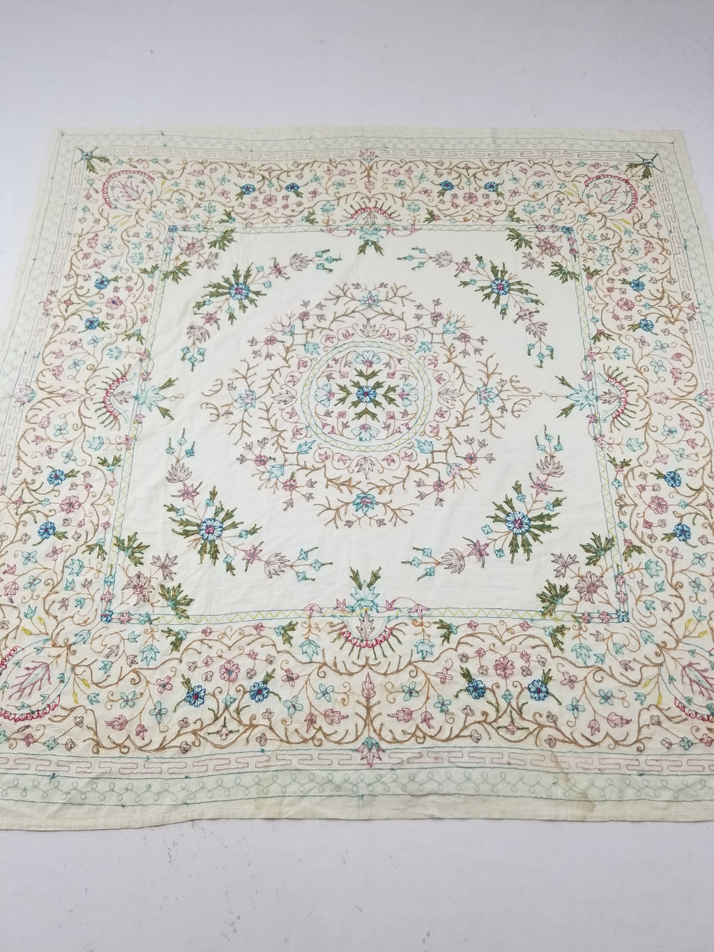 Vintage Traditional Indian Kashmiri Crewel Work Floral Bedspread 194x192cm
