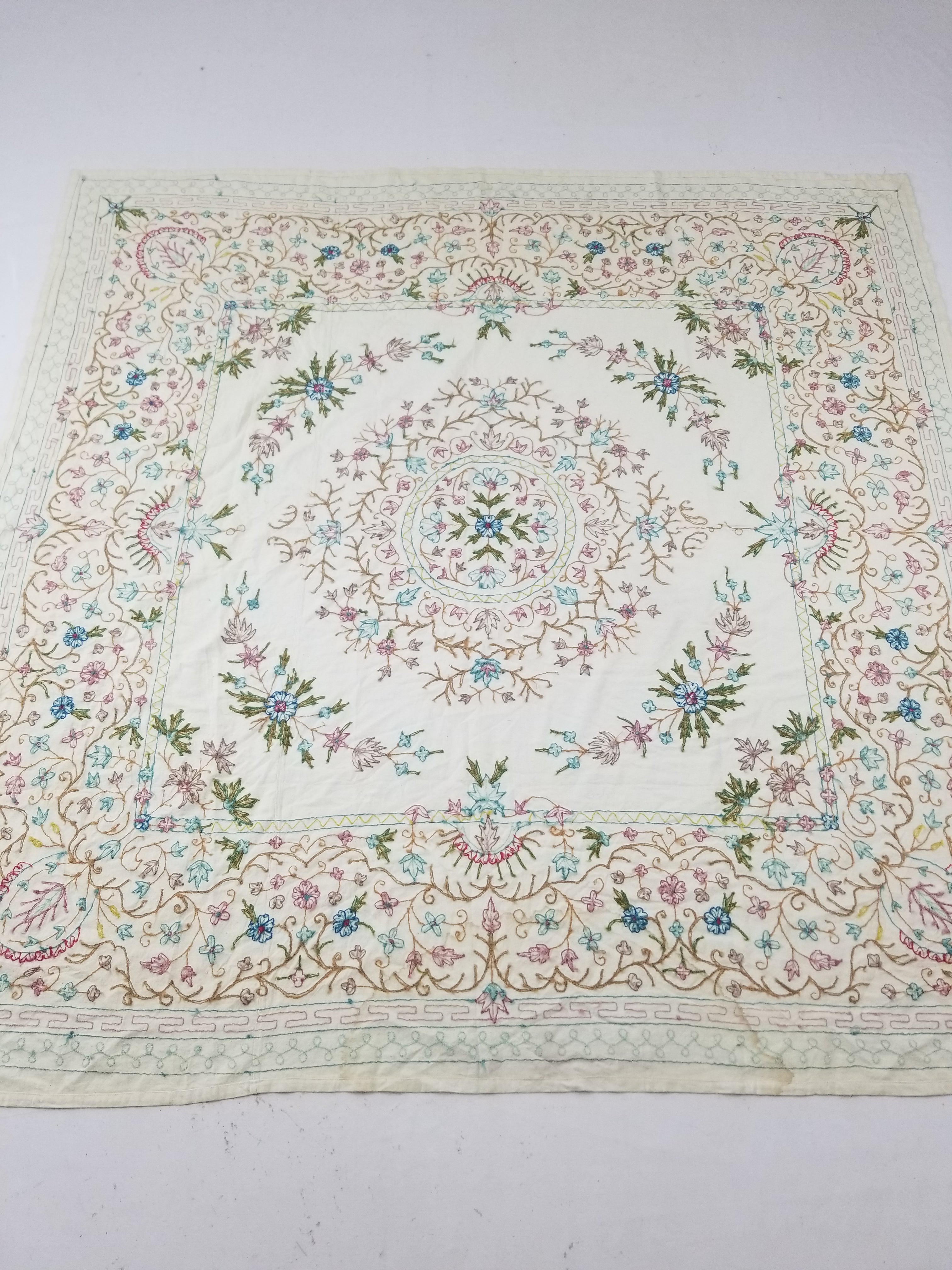 Vintage Traditional Indian Kashmiri Crewel Work Floral Bedspread 194x192cm