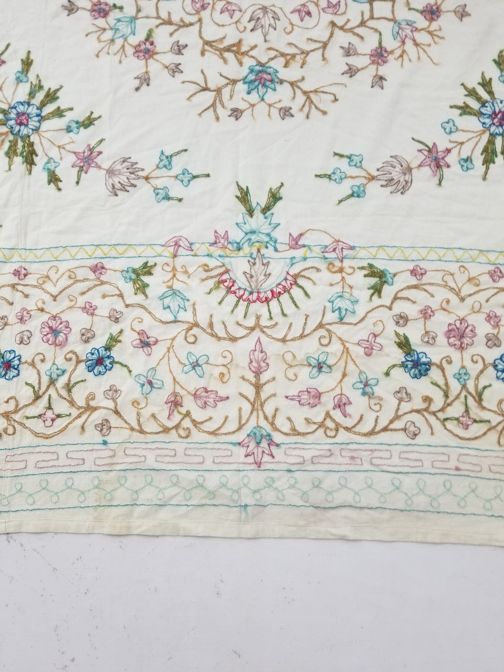 Vintage Traditional Indian Kashmiri Crewel Work Floral Bedspread 194x192cm