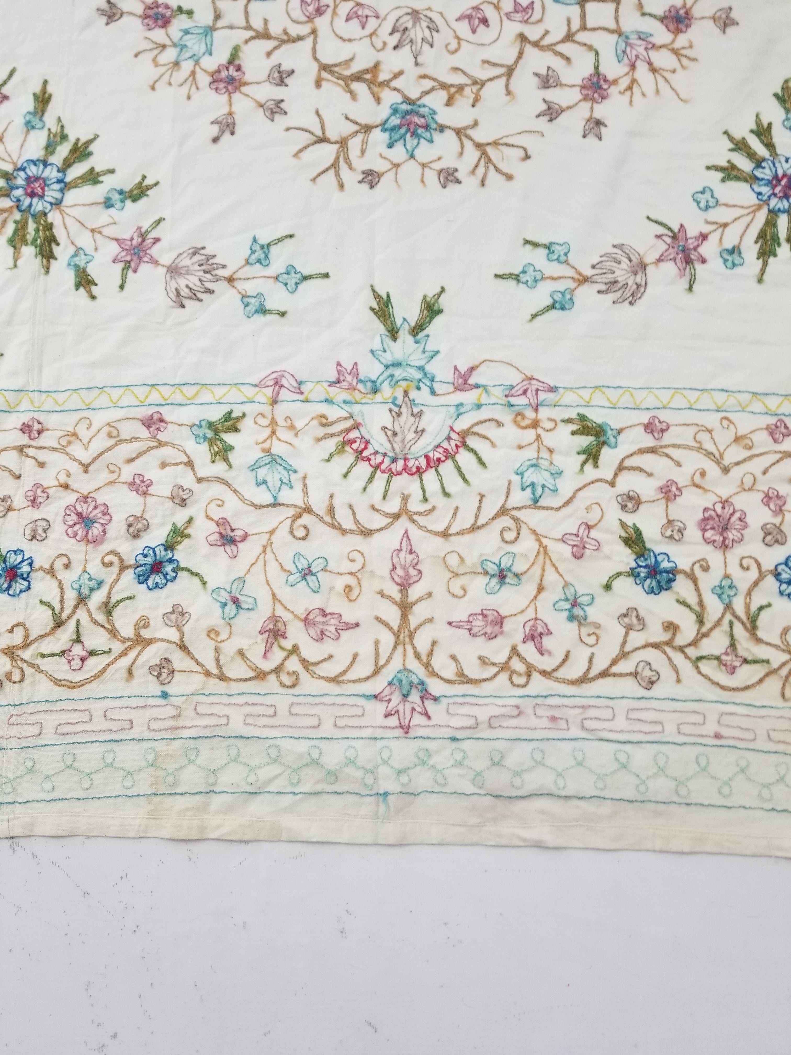 Vintage Traditional Indian Kashmiri Crewel Work Floral Bedspread 194x192cm