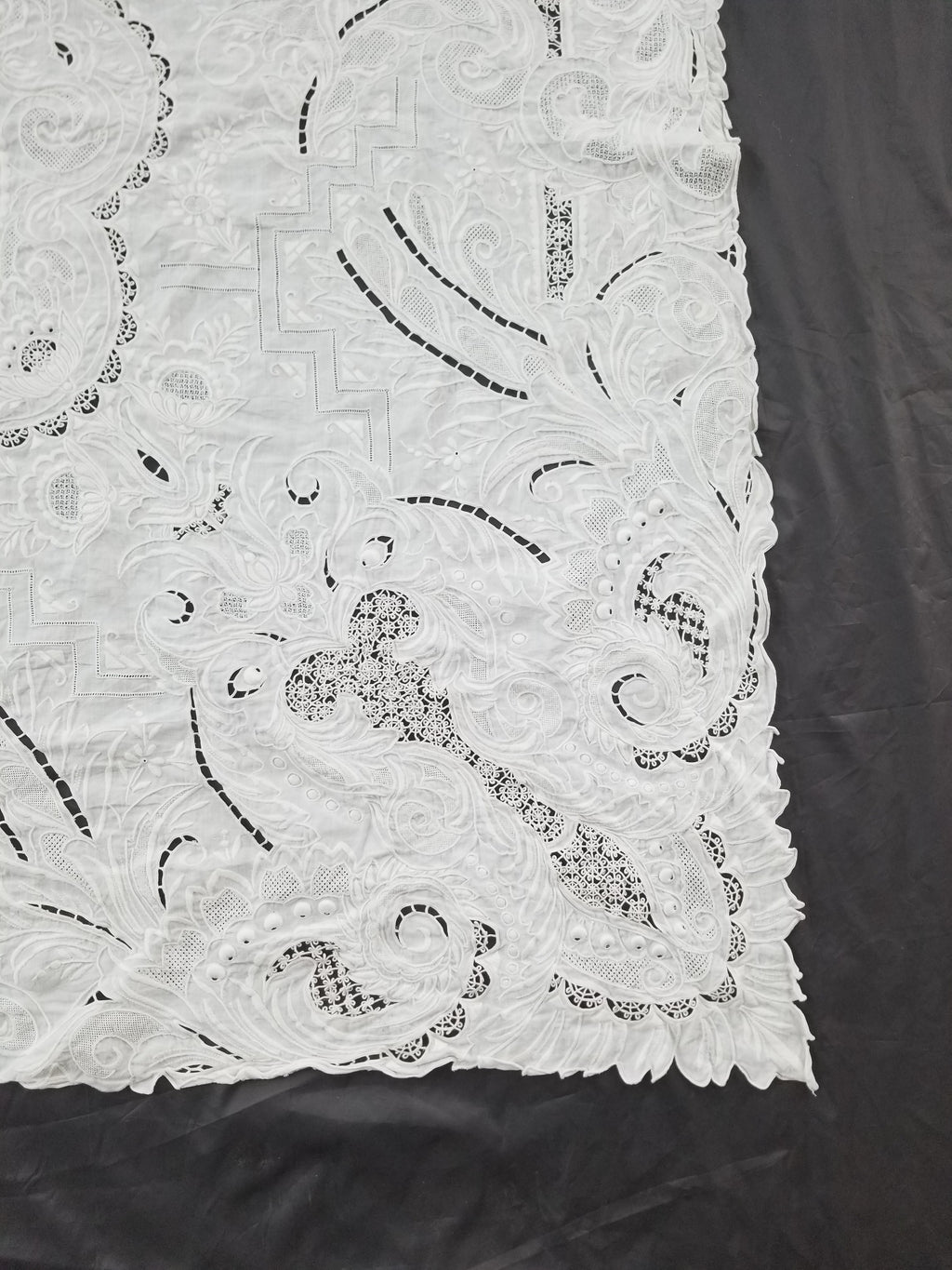 Vintage Traditional Madeira Hand Embroidered Cut Work Linen Tablecloth 240x160cm