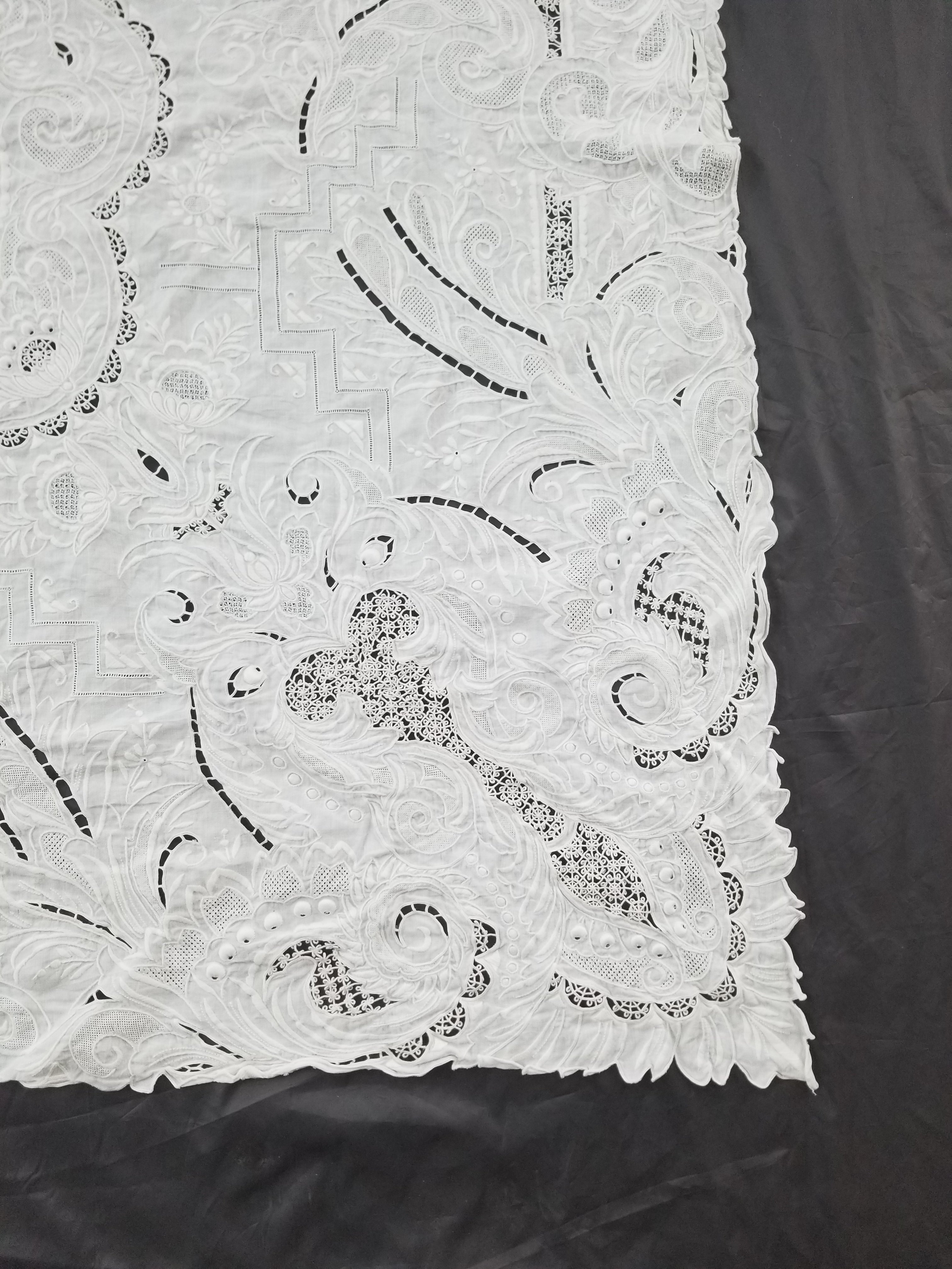 Vintage Traditional Madeira Hand Embroidered Cut Work Linen Tablecloth 240x160cm
