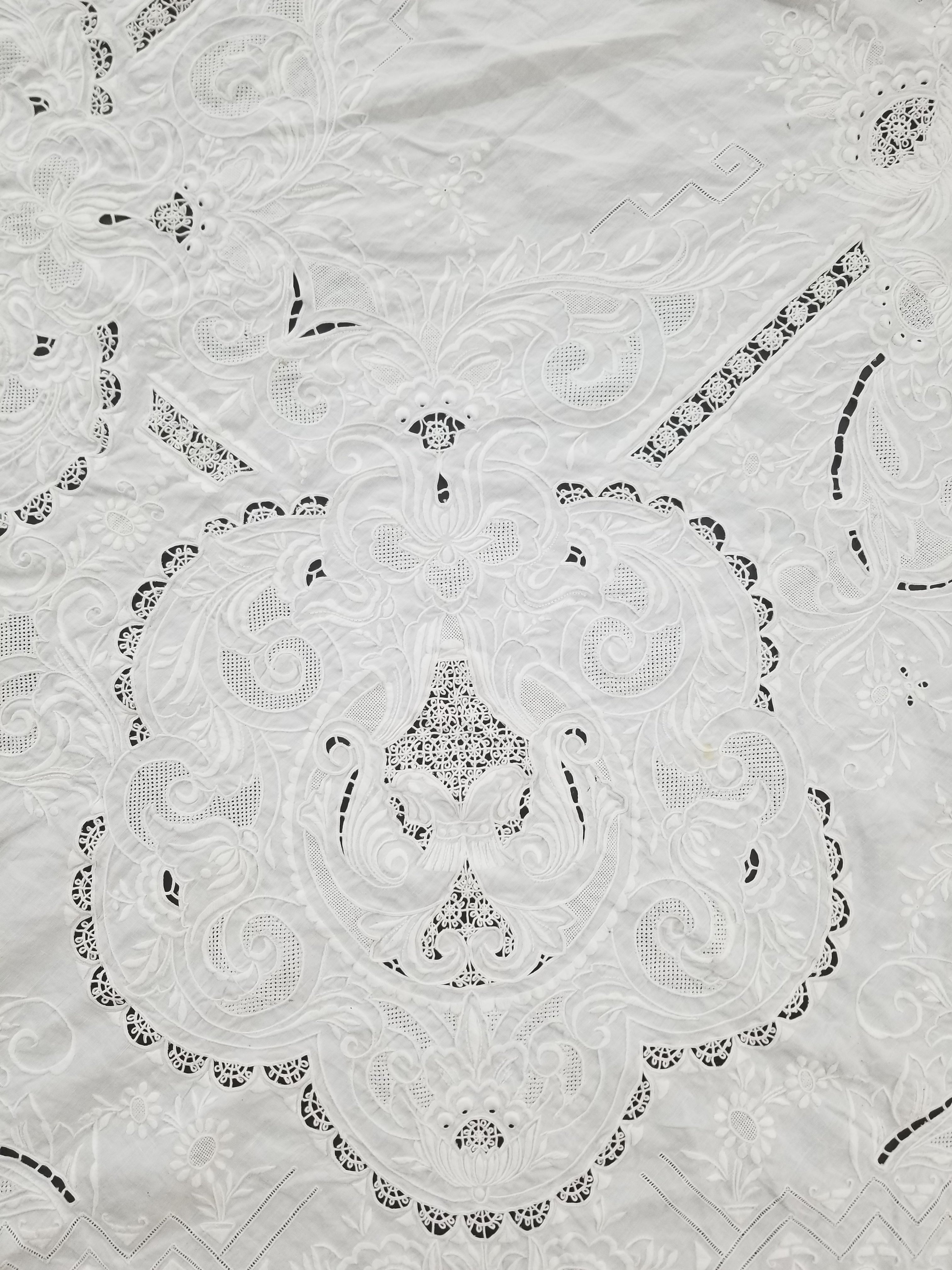 Vintage Traditional Madeira Hand Embroidered Cut Work Linen Tablecloth 240x160cm