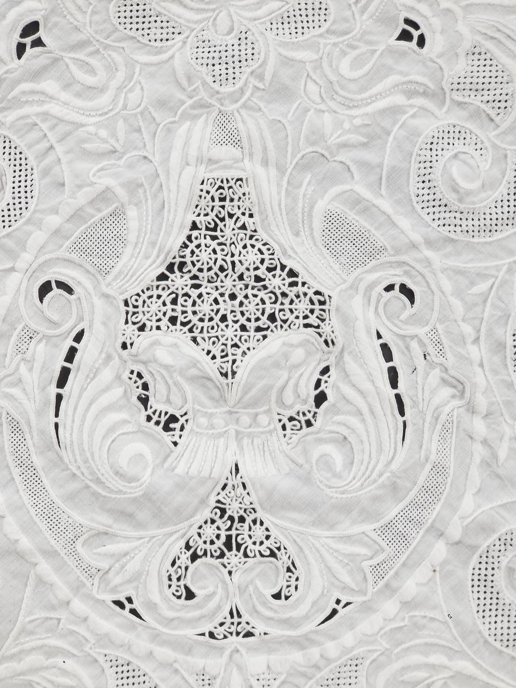 Vintage Traditional Madeira Hand Embroidered Cut Work Linen Tablecloth 240x160cm