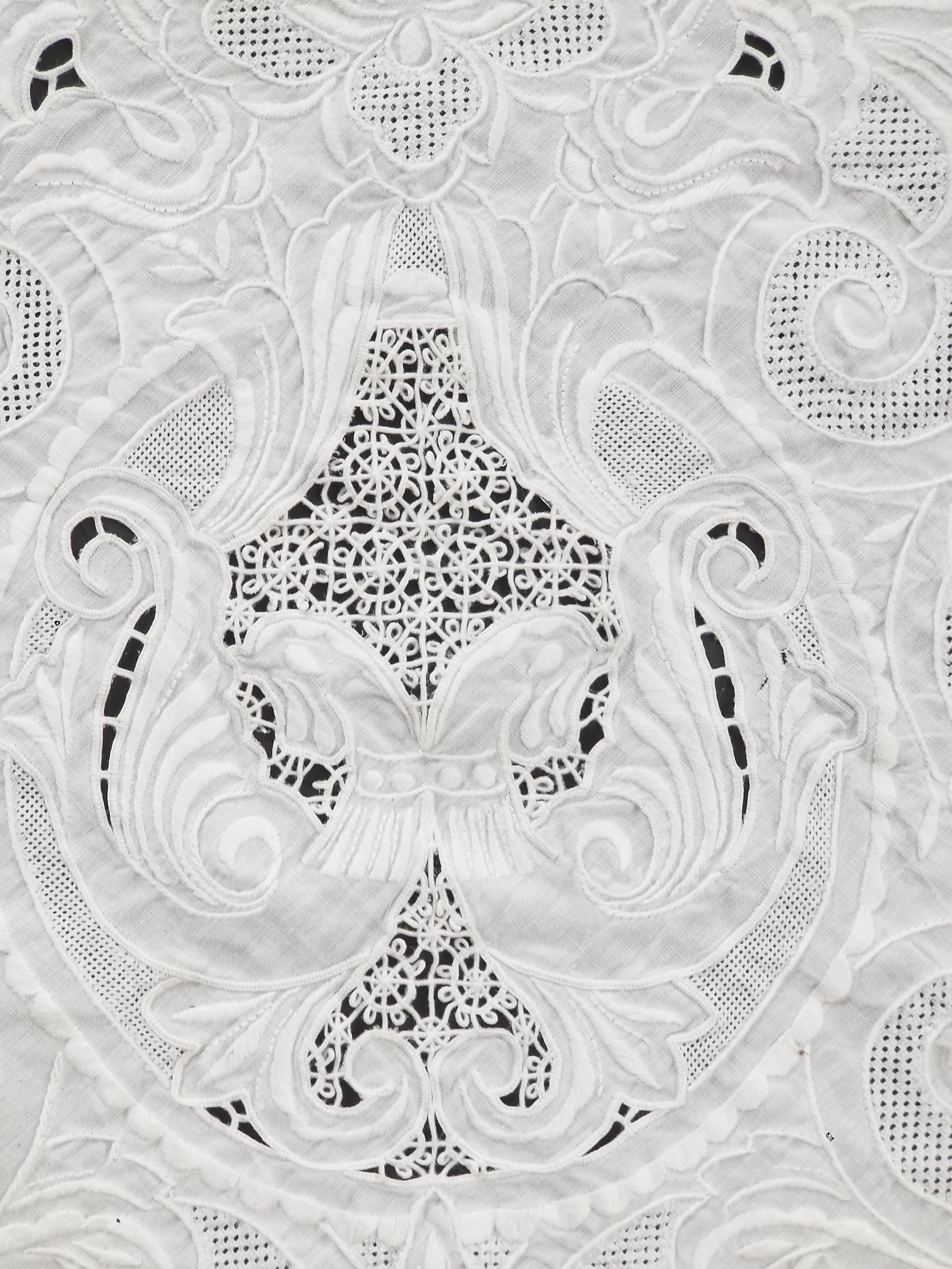 Vintage Traditional Madeira Hand Embroidered Cut Work Linen Tablecloth 240x160cm