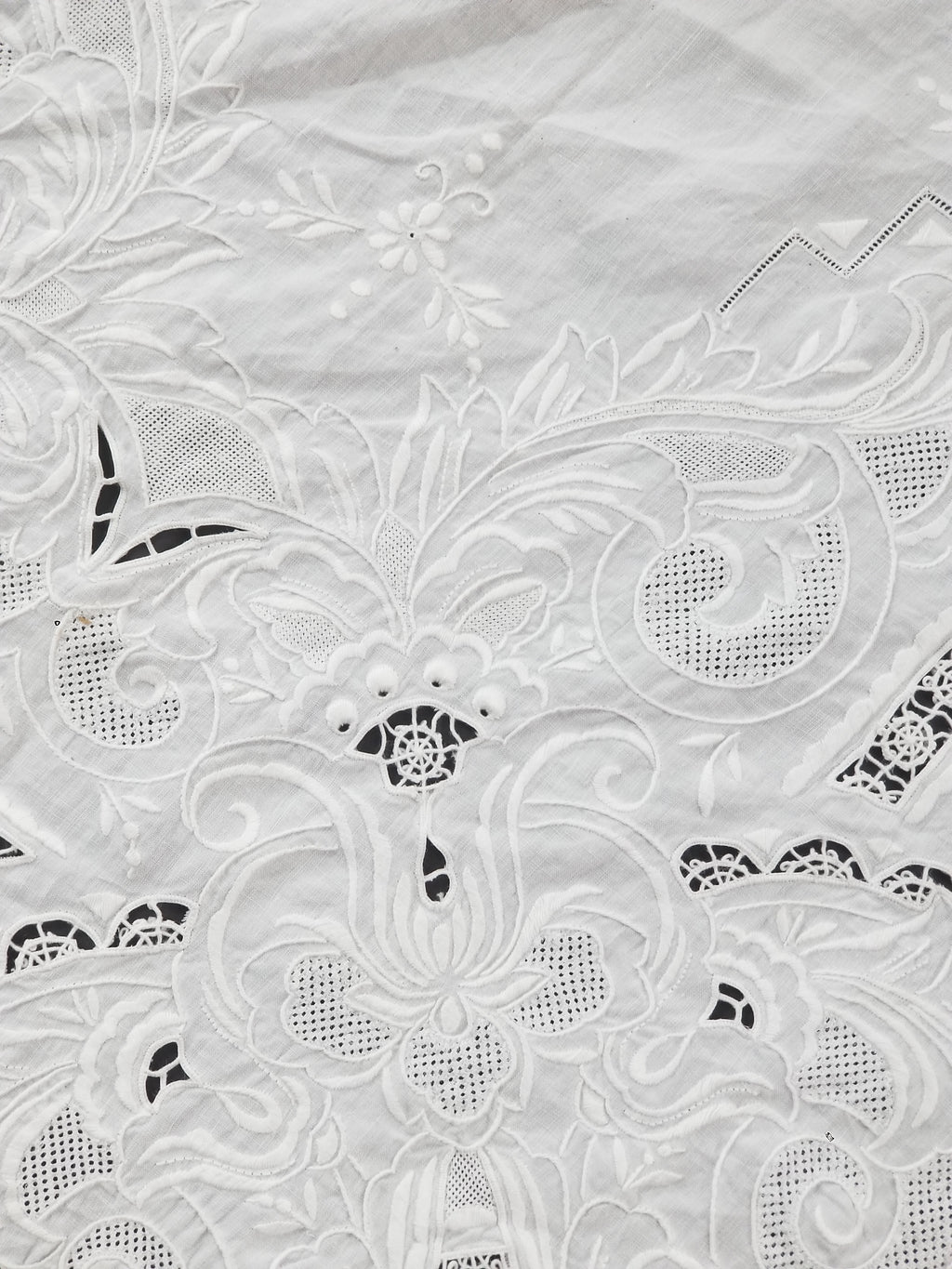 Vintage Traditional Madeira Hand Embroidered Cut Work Linen Tablecloth 240x160cm