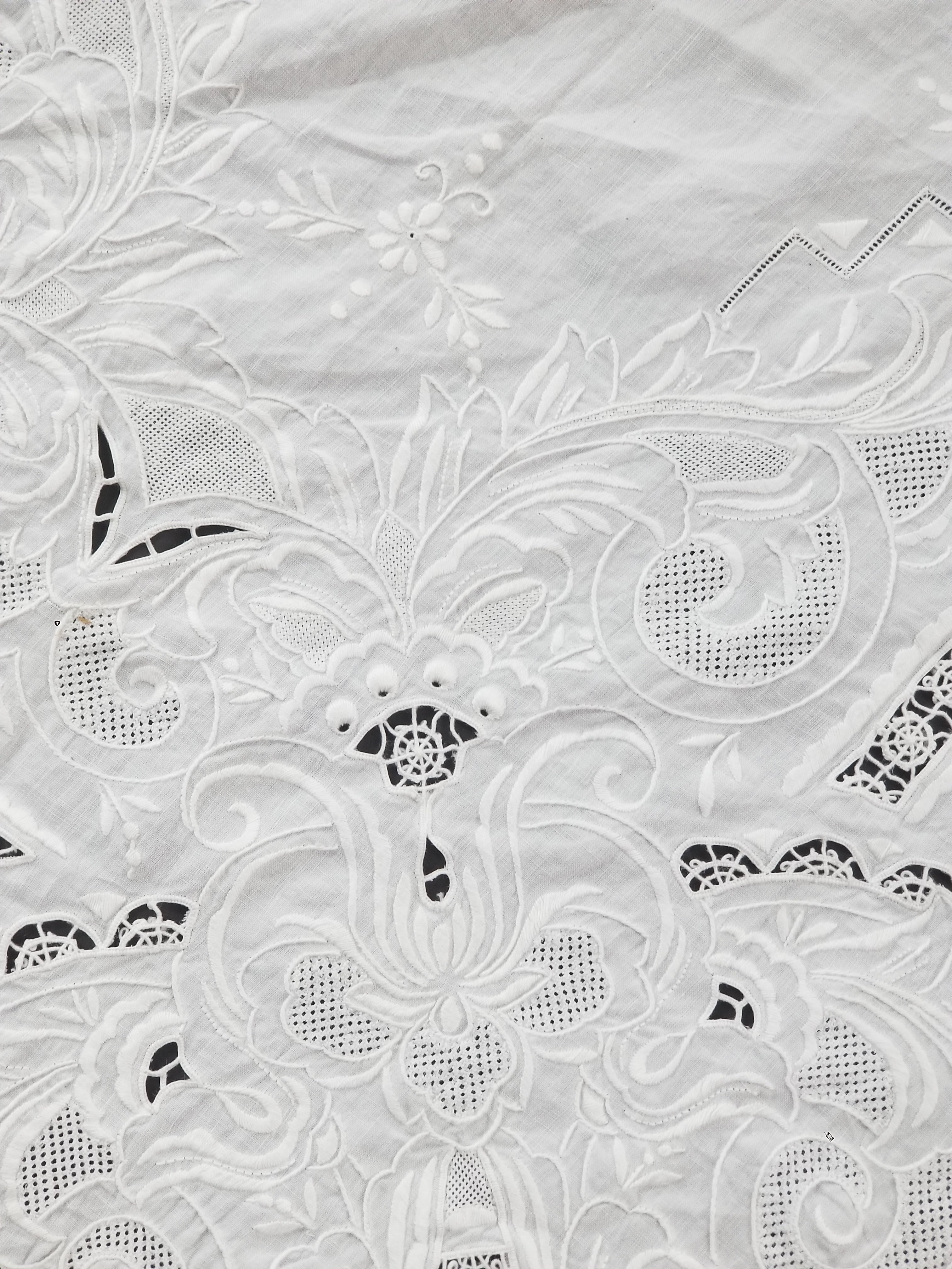 Vintage Traditional Madeira Hand Embroidered Cut Work Linen Tablecloth 240x160cm