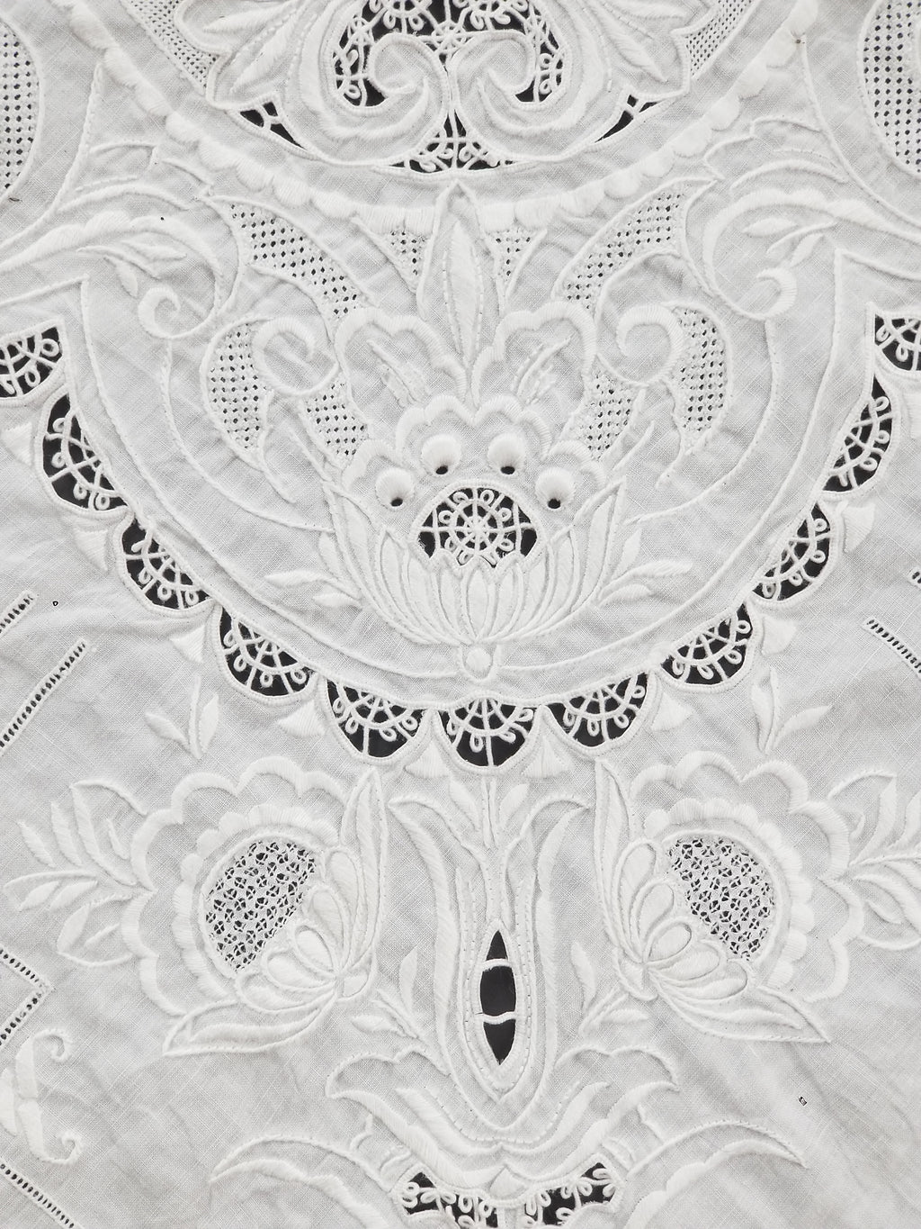 Vintage Traditional Madeira Hand Embroidered Cut Work Linen Tablecloth 240x160cm