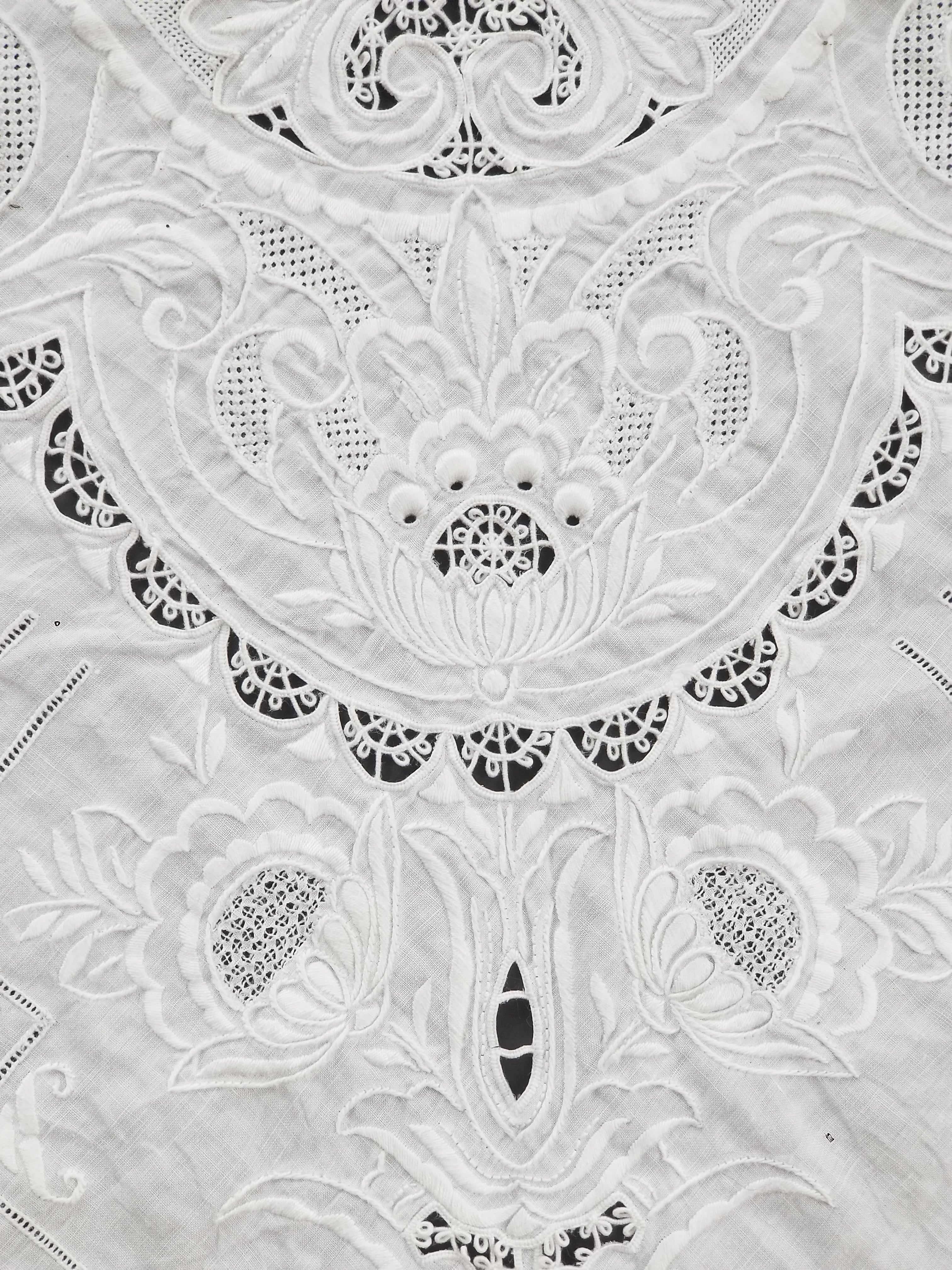 Vintage Traditional Madeira Hand Embroidered Cut Work Linen Tablecloth 240x160cm