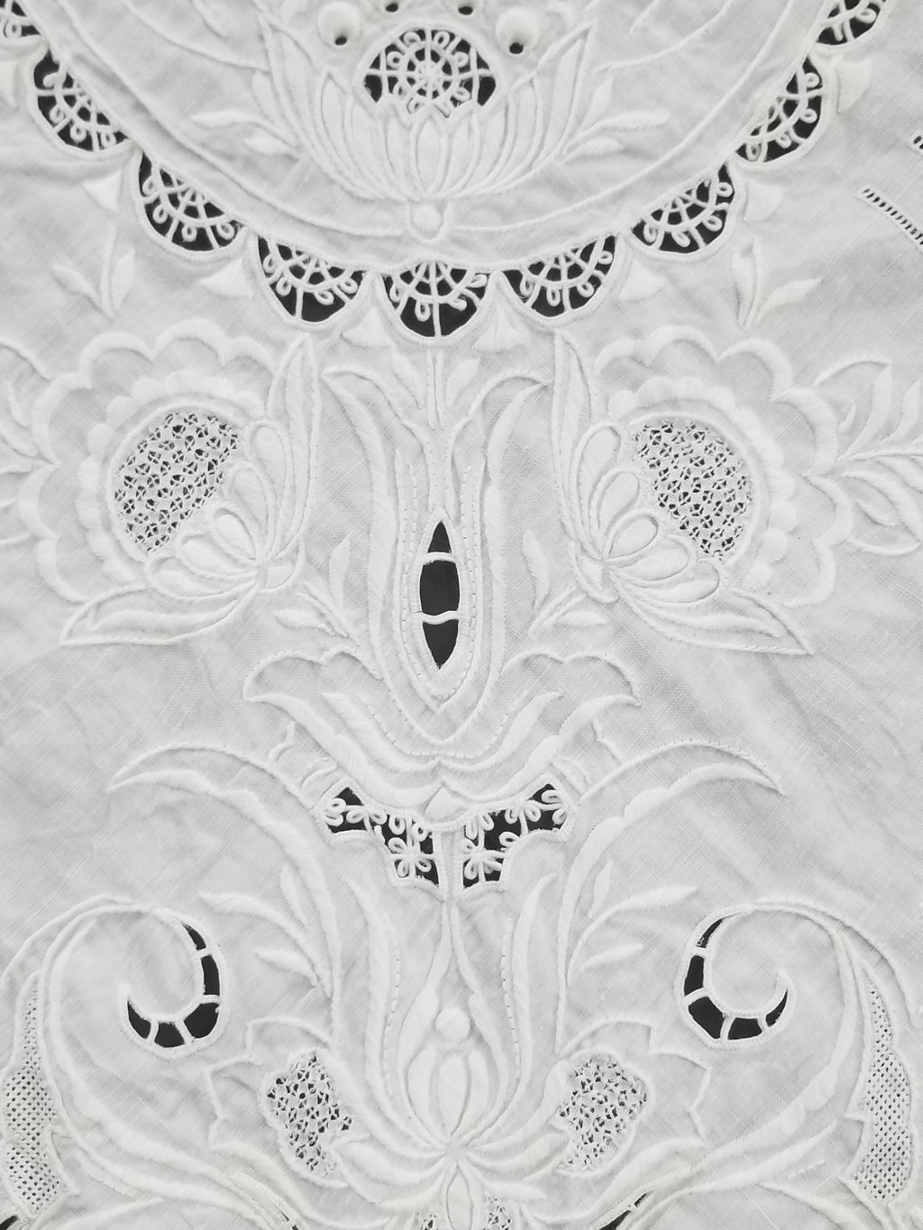 Vintage Traditional Madeira Hand Embroidered Cut Work Linen Tablecloth 240x160cm