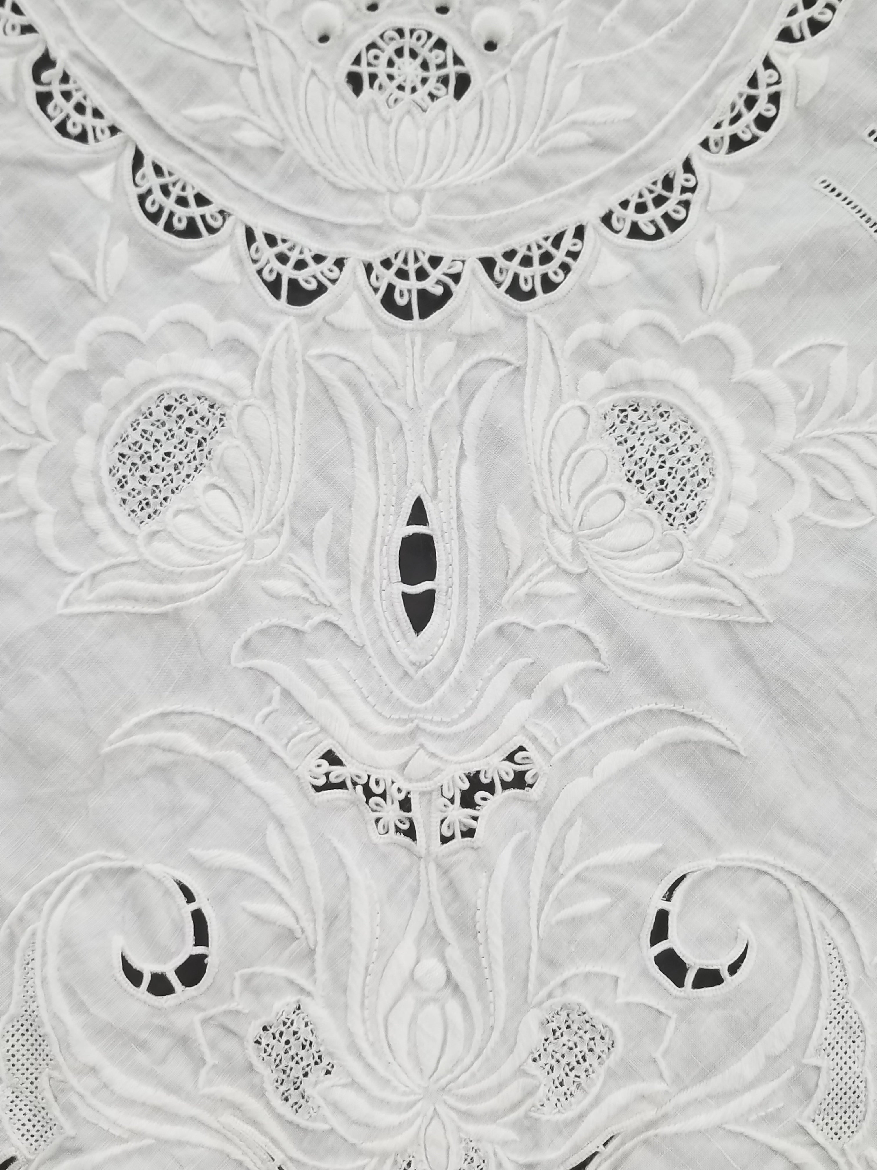 Vintage Traditional Madeira Hand Embroidered Cut Work Linen Tablecloth 240x160cm