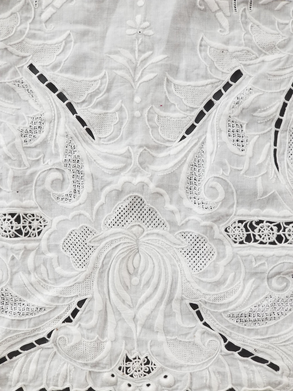 Vintage Traditional Madeira Hand Embroidered Cut Work Linen Tablecloth 240x160cm
