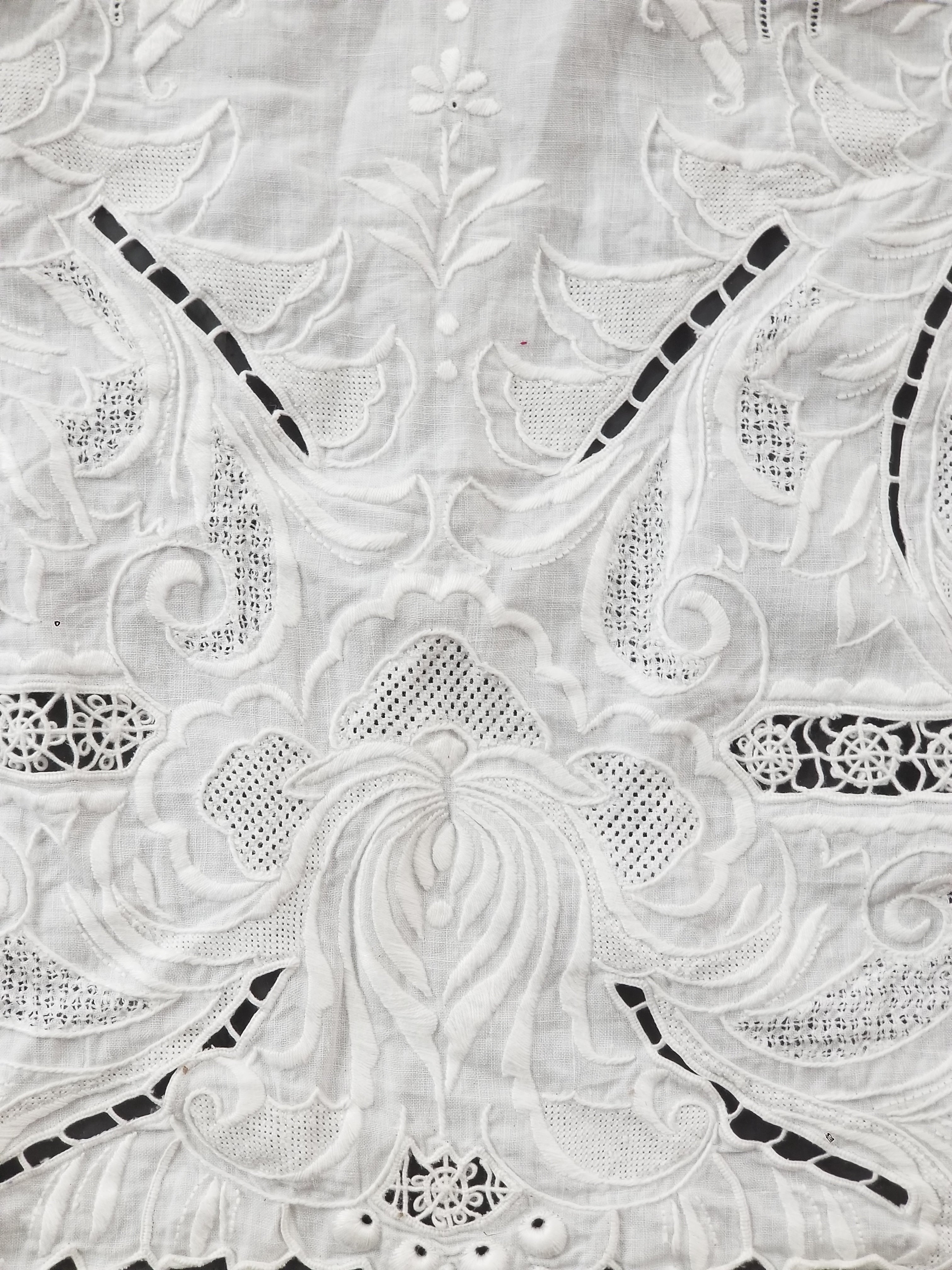 Vintage Traditional Madeira Hand Embroidered Cut Work Linen Tablecloth 240x160cm