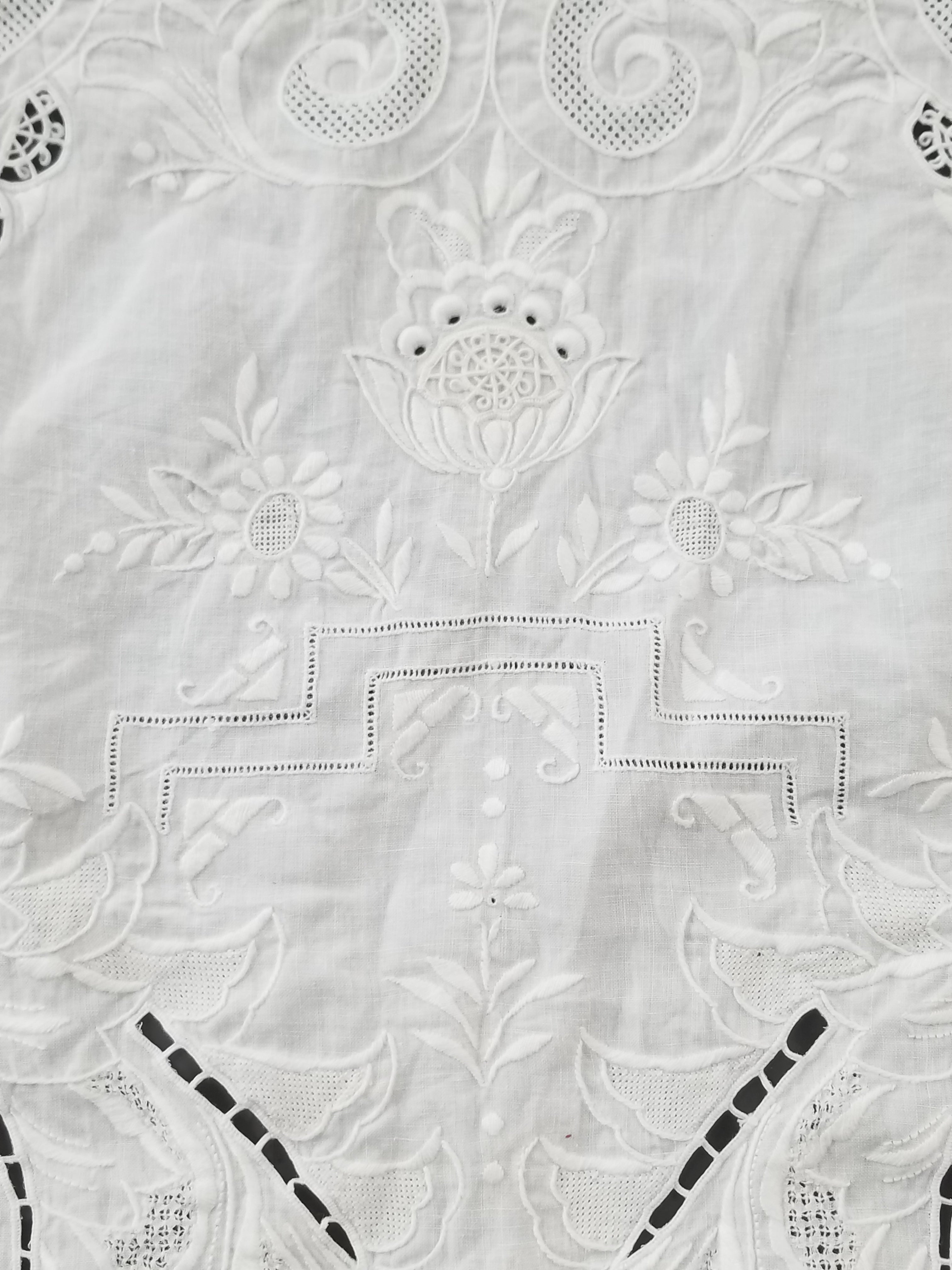 Vintage Traditional Madeira Hand Embroidered Cut Work Linen Tablecloth 240x160cm