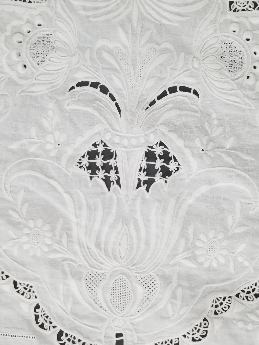 Vintage Traditional Madeira Hand Embroidered Cut Work Linen Tablecloth 240x160cm