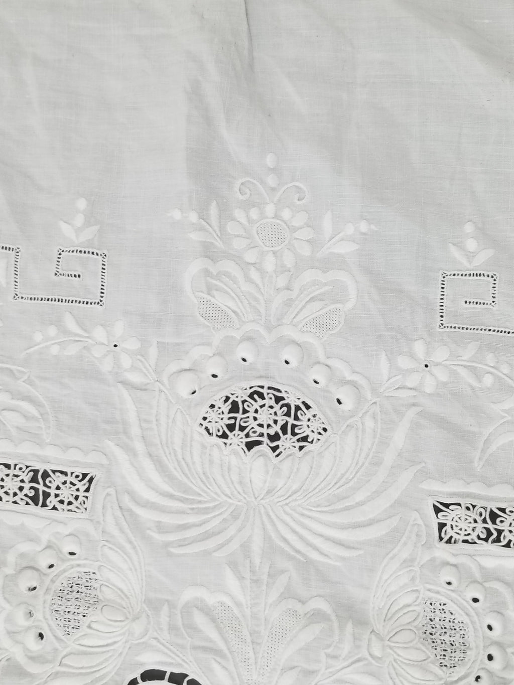 Vintage Traditional Madeira Hand Embroidered Cut Work Linen Tablecloth 240x160cm