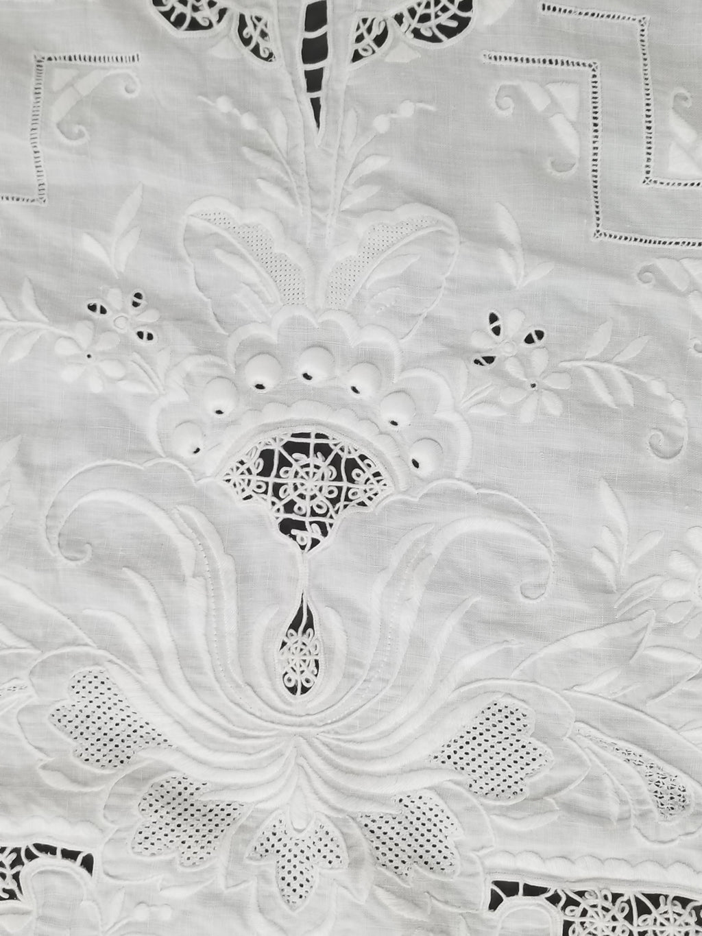 Vintage Traditional Madeira Hand Embroidered Cut Work Linen Tablecloth 240x160cm