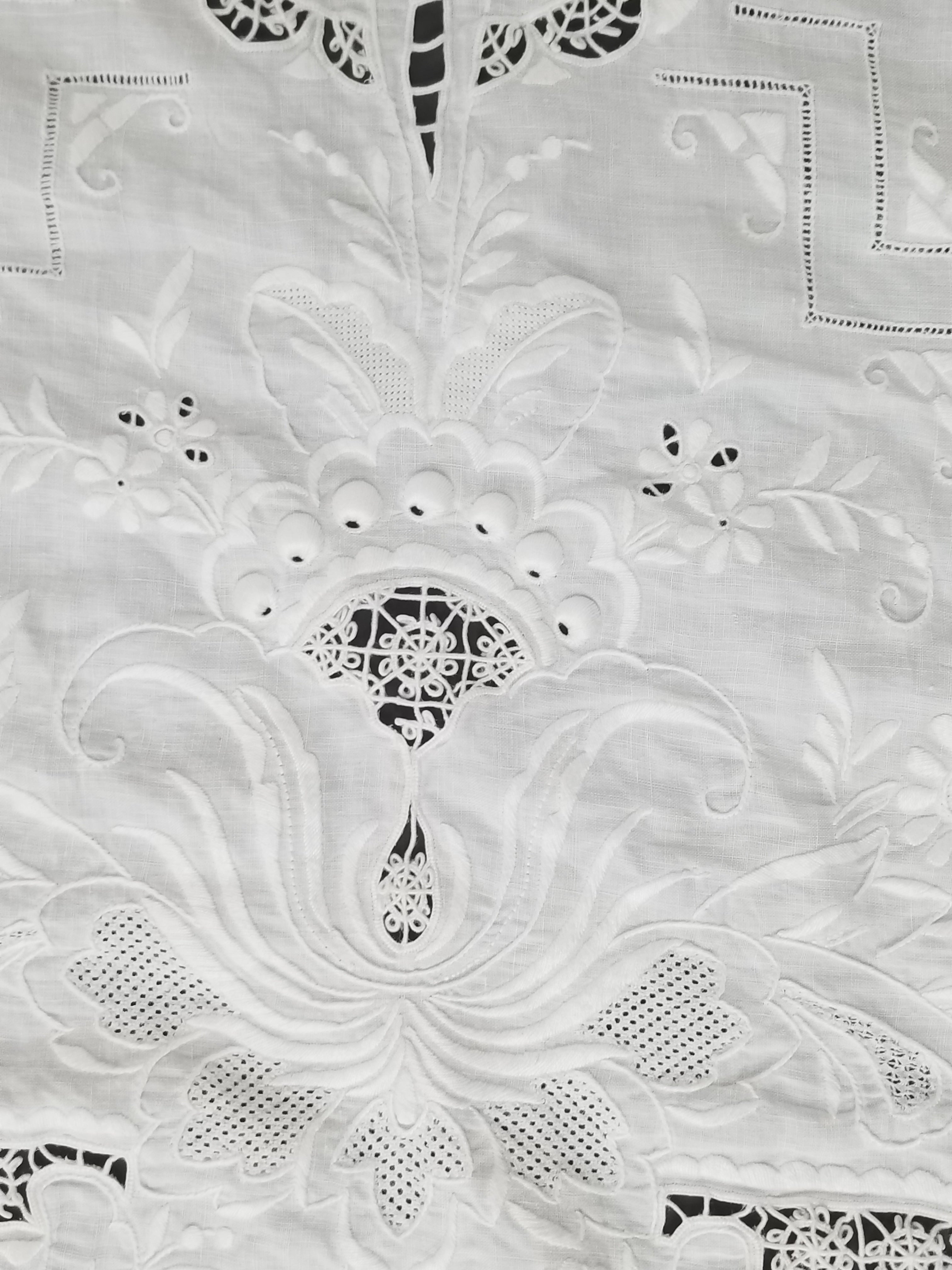 Vintage Traditional Madeira Hand Embroidered Cut Work Linen Tablecloth 240x160cm
