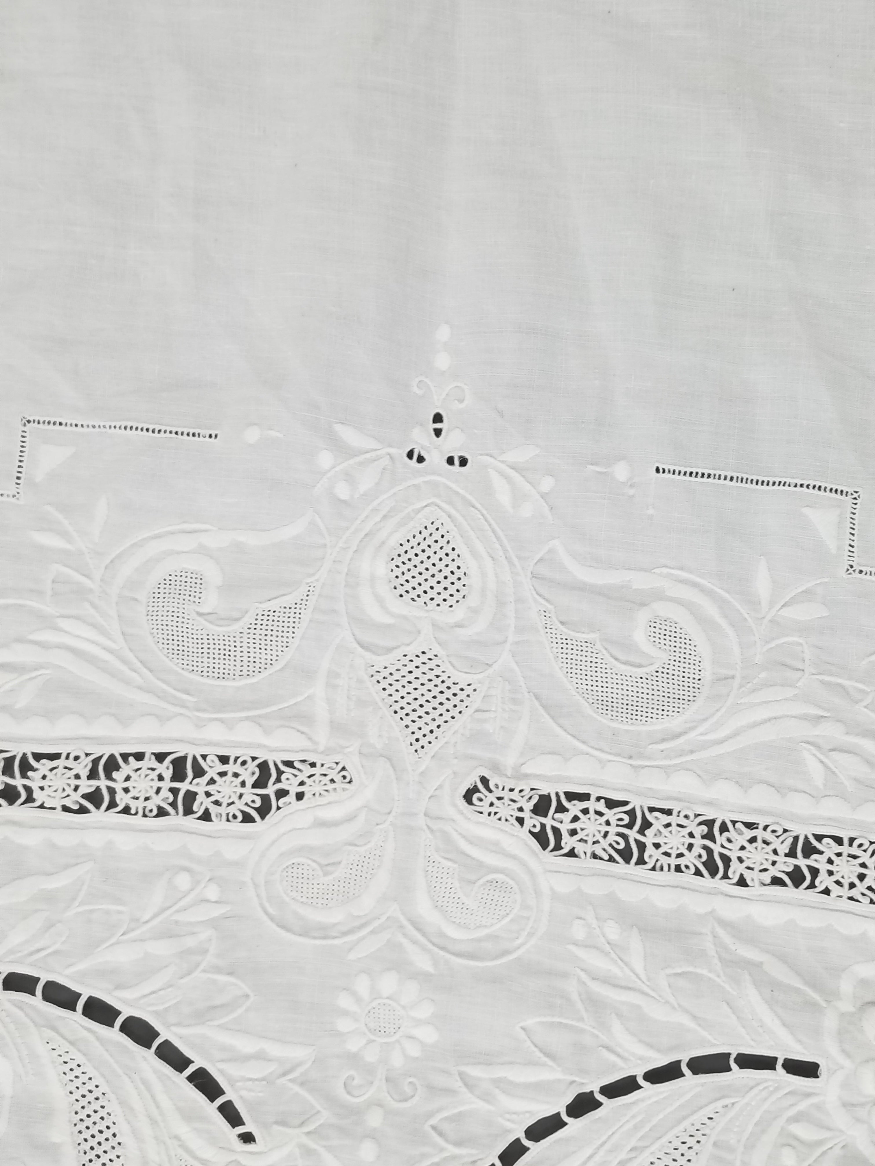 Vintage Traditional Madeira Hand Embroidered Cut Work Linen Tablecloth 240x160cm