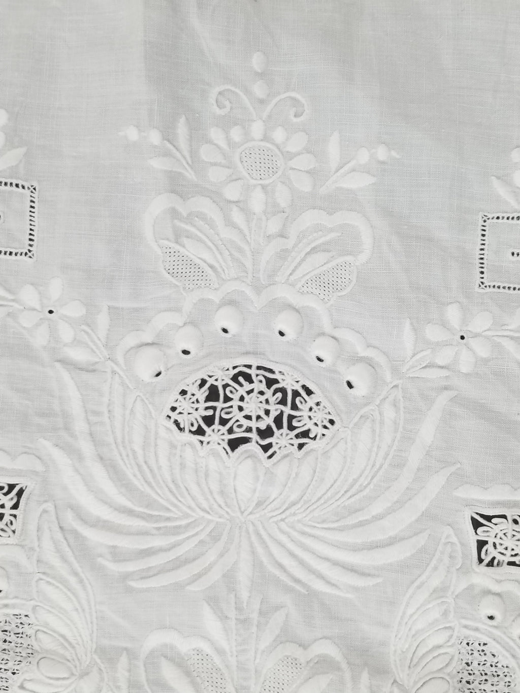 Vintage Traditional Madeira Hand Embroidered Cut Work Linen Tablecloth 240x160cm