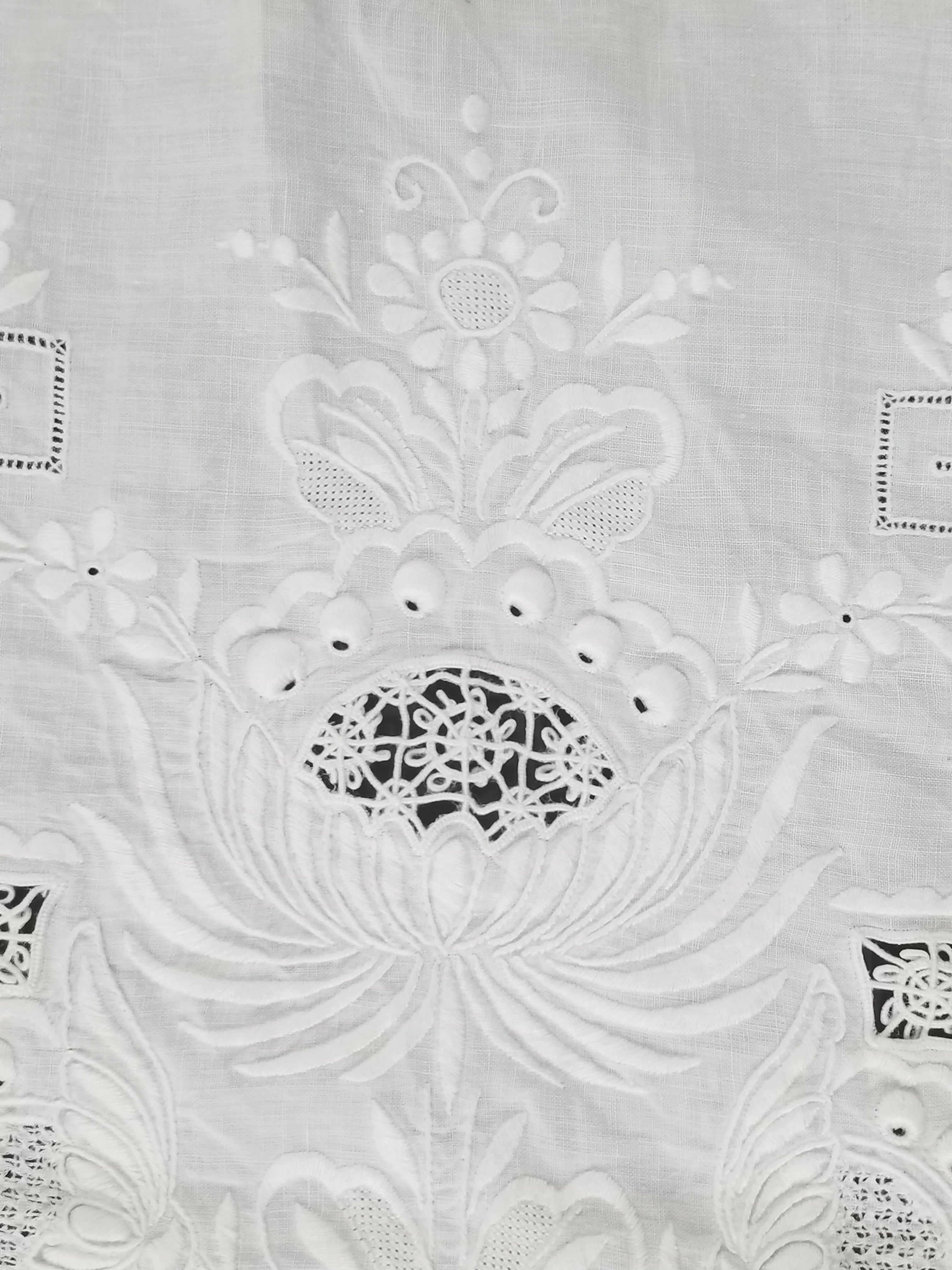 Vintage Traditional Madeira Hand Embroidered Cut Work Linen Tablecloth 240x160cm
