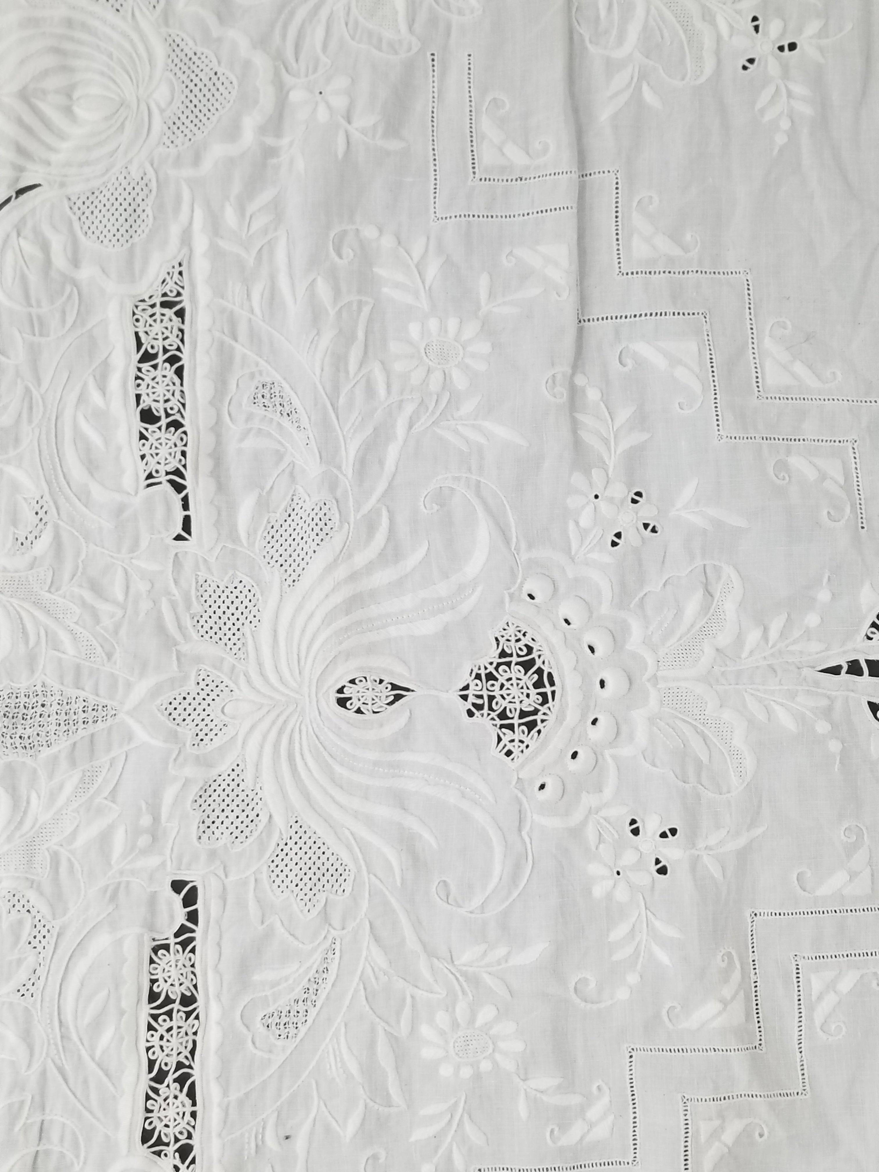 Vintage Traditional Madeira Hand Embroidered Cut Work Linen Tablecloth 240x160cm