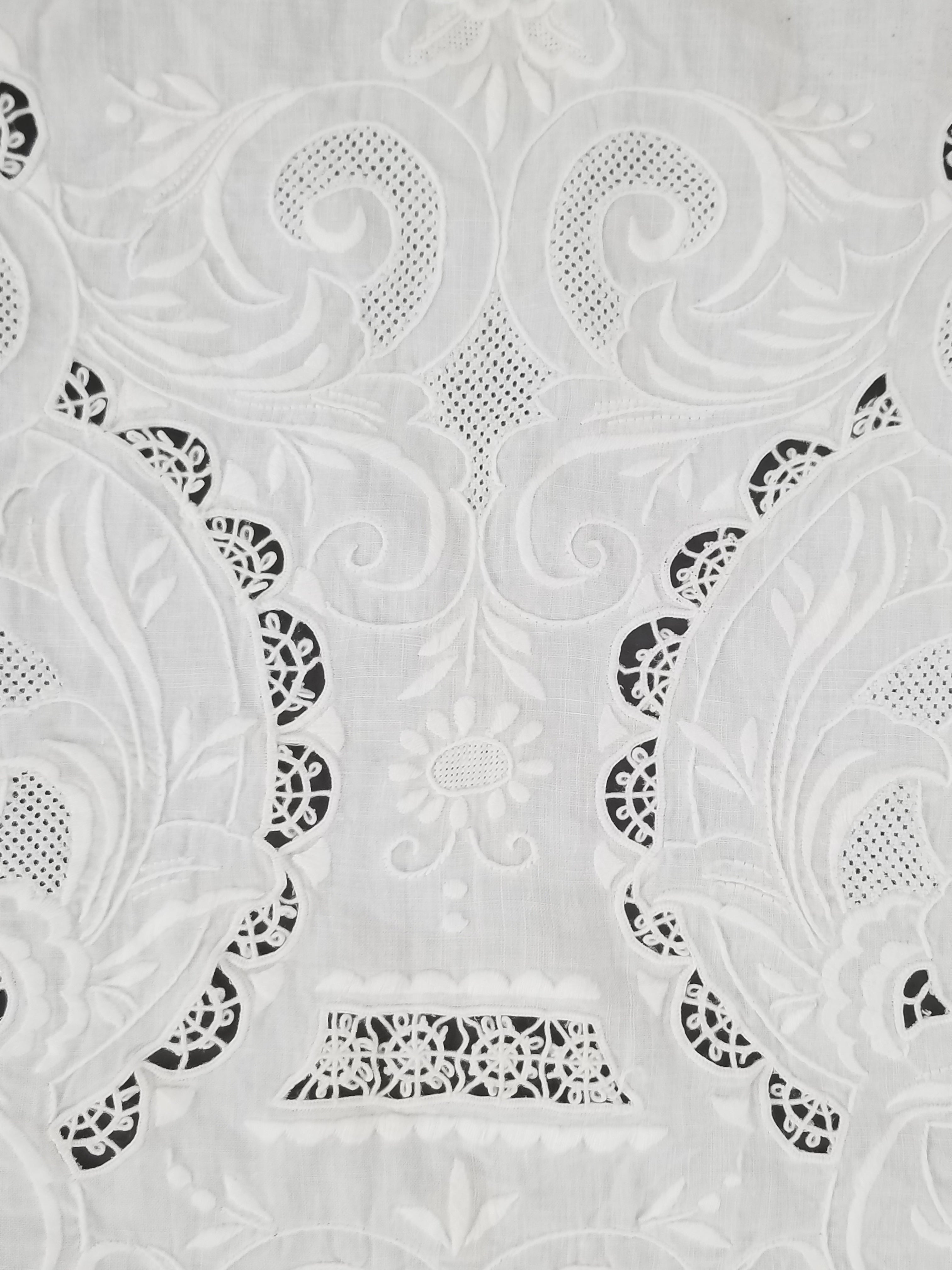 Vintage Traditional Madeira Hand Embroidered Cut Work Linen Tablecloth 240x160cm
