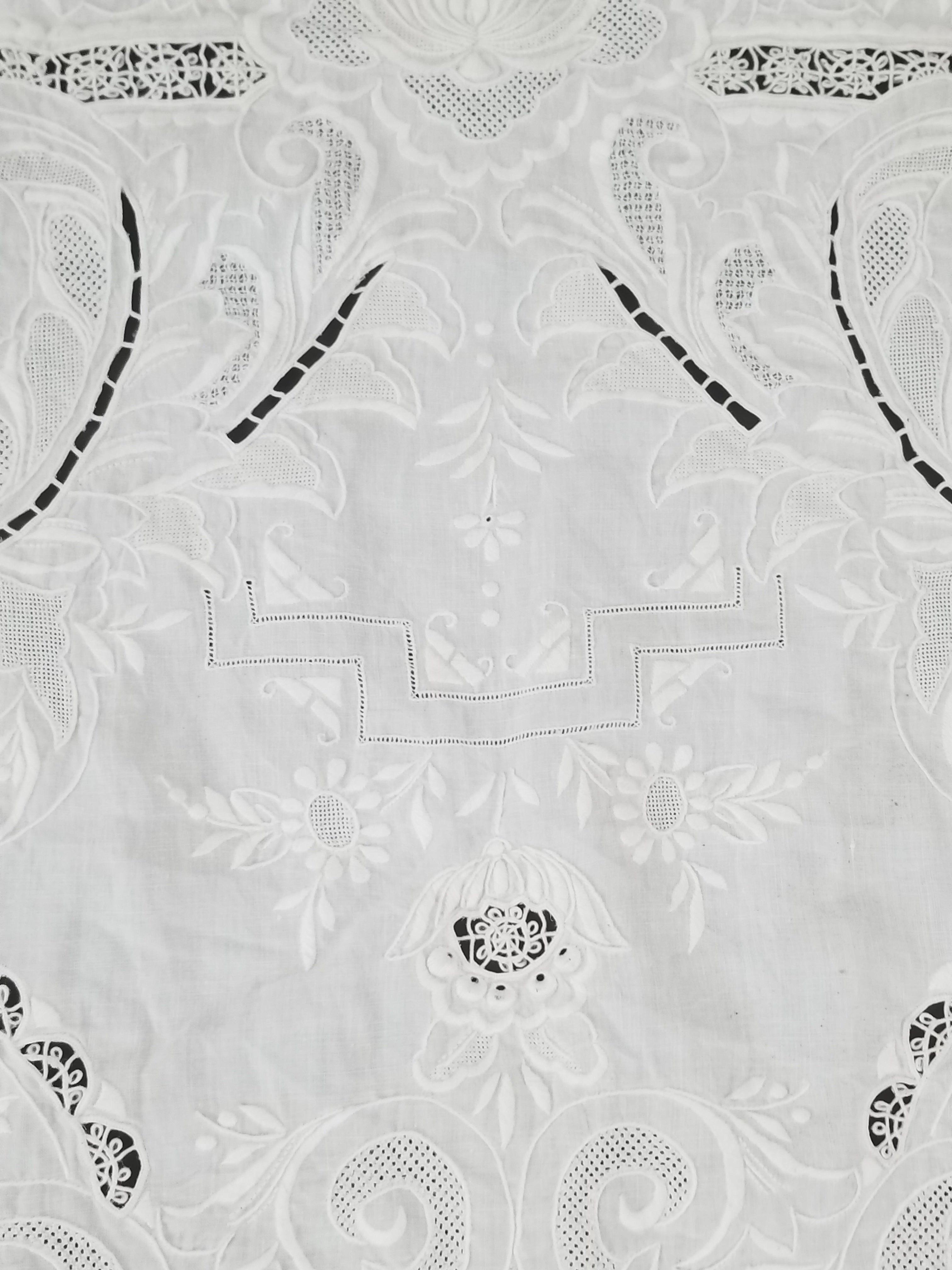 Vintage Traditional Madeira Hand Embroidered Cut Work Linen Tablecloth 240x160cm