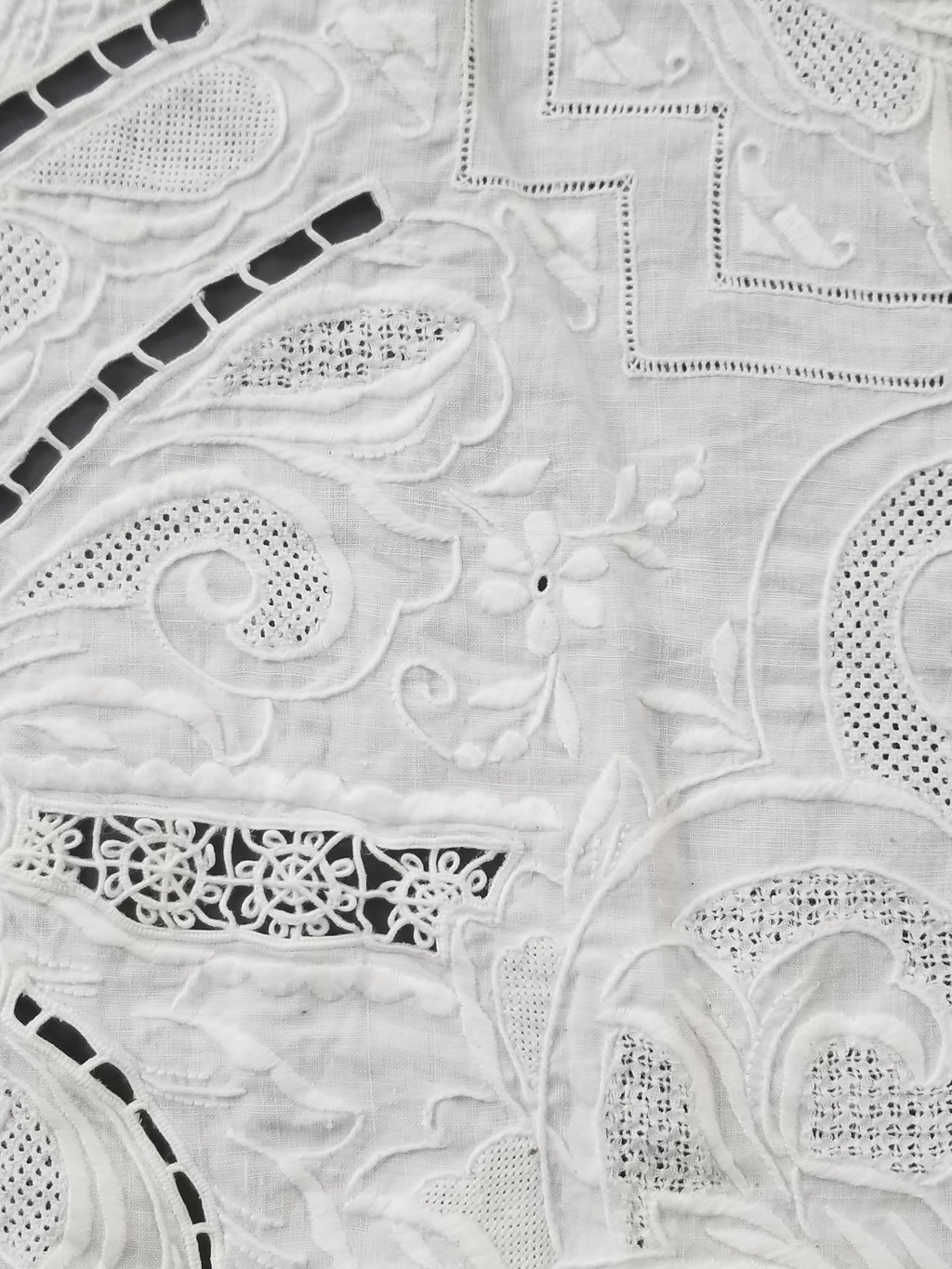 Vintage Traditional Madeira Hand Embroidered Cut Work Linen Tablecloth 240x160cm
