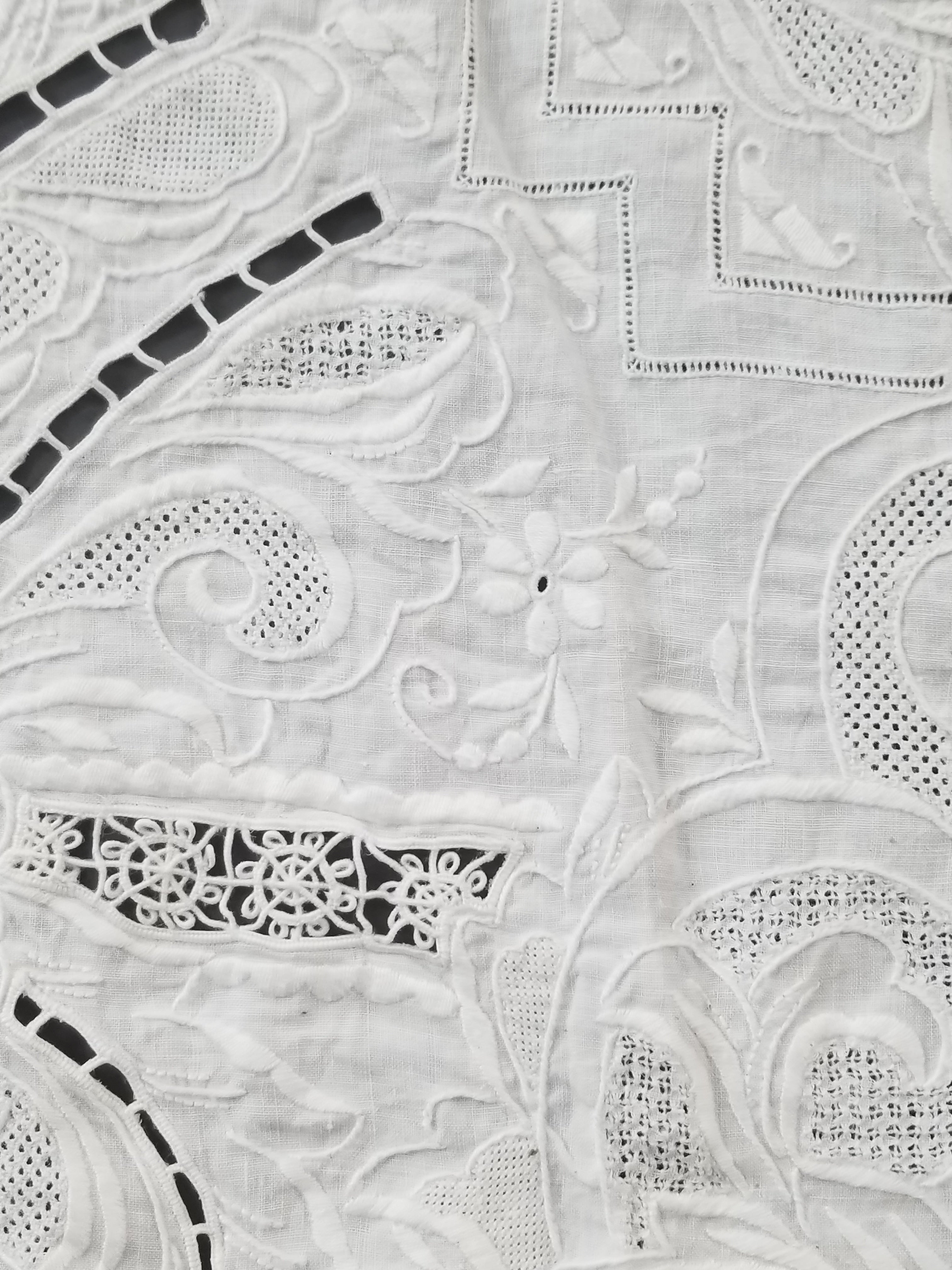 Vintage Traditional Madeira Hand Embroidered Cut Work Linen Tablecloth 240x160cm